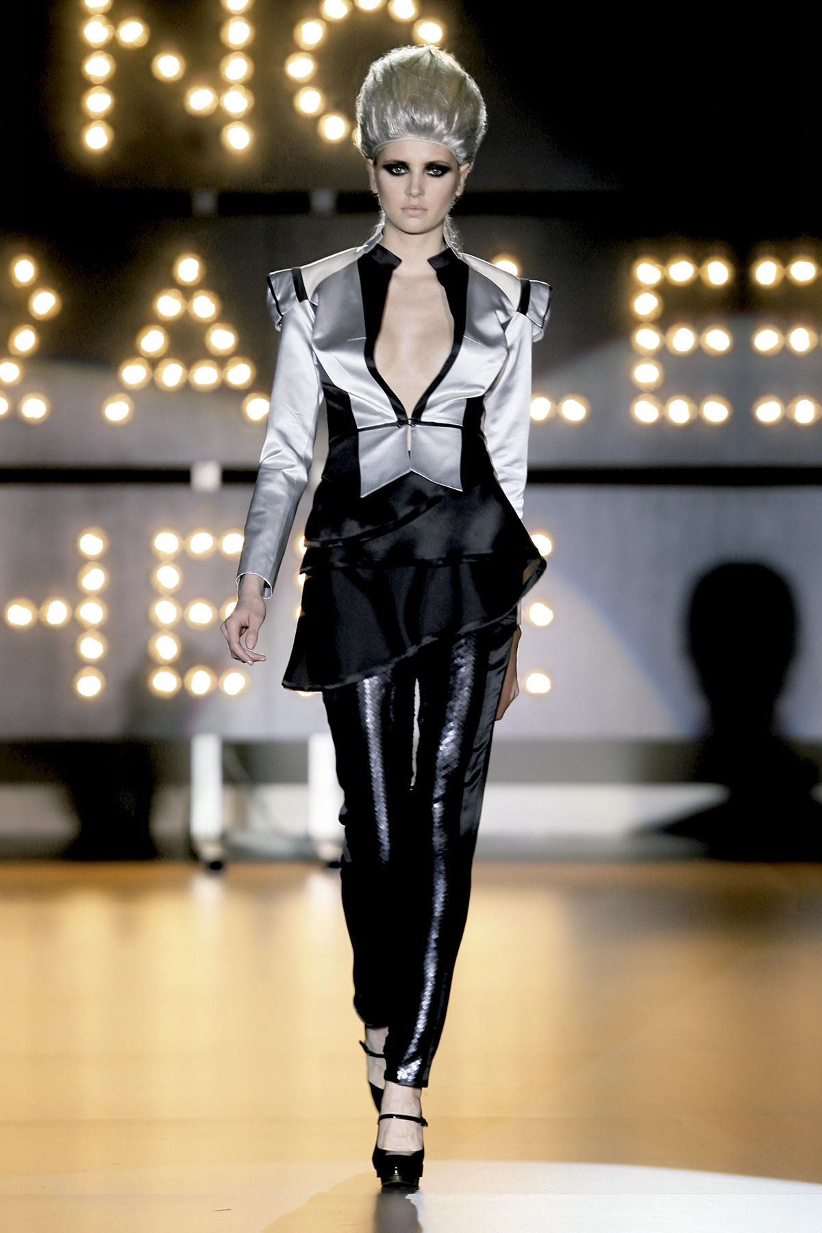 Look 40 de la colección “Miracles”, colección otoño invierno 2009-10 de la diseñadora de moda Ana Locking en la Mercedes Benz Fashion Week de Madrid.