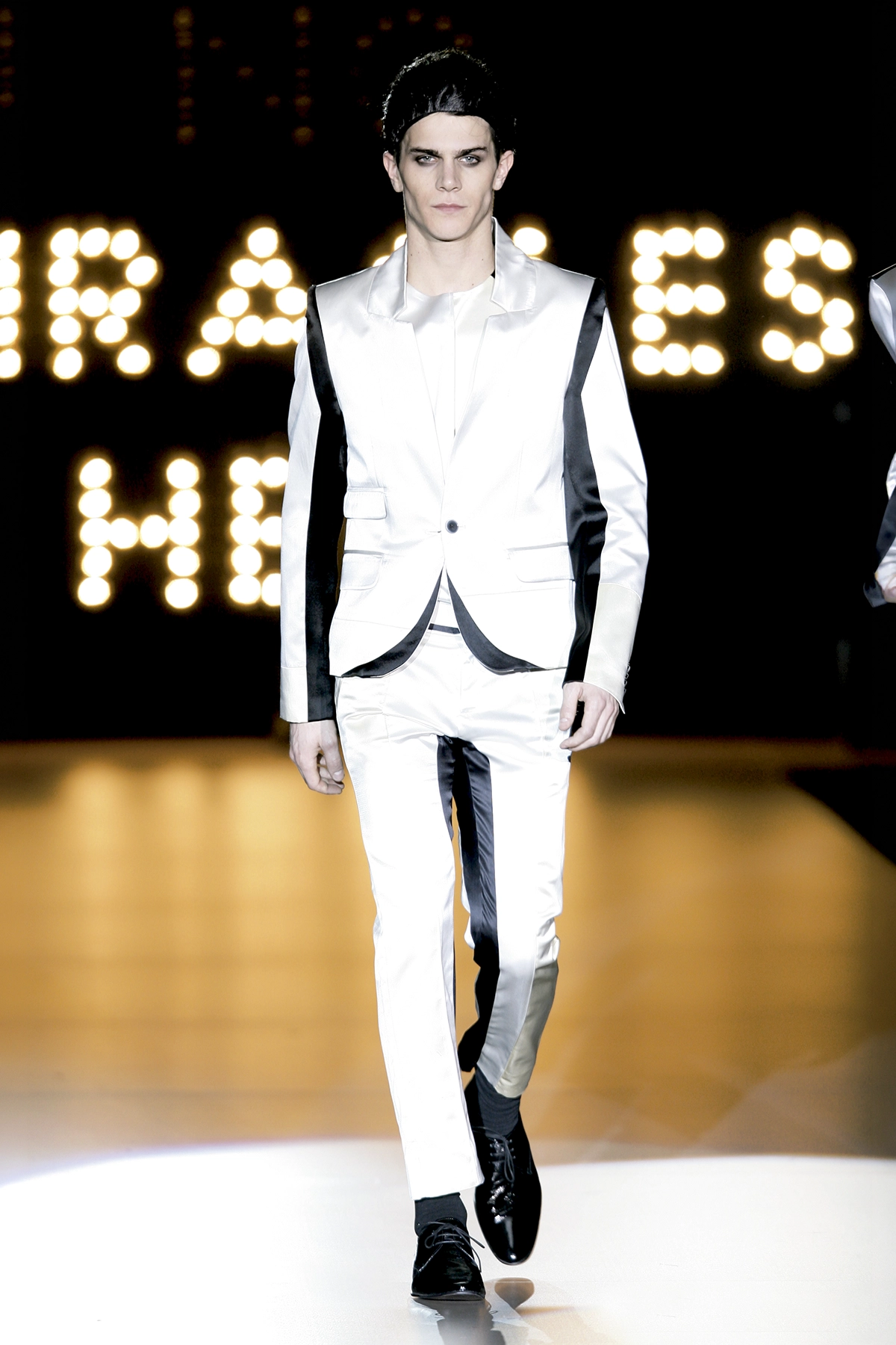 Look 41 de la colección “Miracles”, colección otoño invierno 2009-10 de la diseñadora de moda Ana Locking en la Mercedes Benz Fashion Week de Madrid.