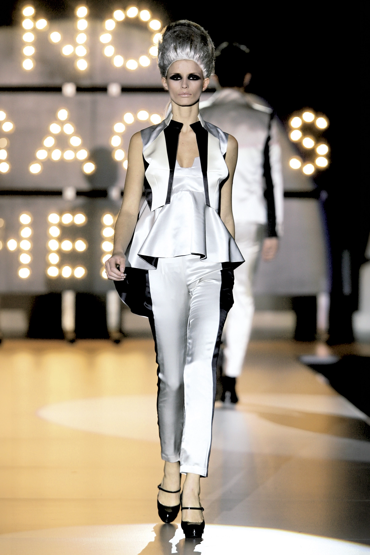 Look 42 de la colección “Miracles”, colección otoño invierno 2009-10 de la diseñadora de moda Ana Locking en la Mercedes Benz Fashion Week de Madrid.