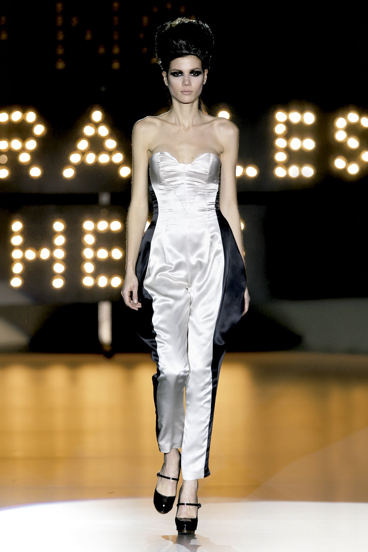 Look 43 de la colección “Miracles”, colección otoño invierno 2009-10 de la diseñadora de moda Ana Locking en la Mercedes Benz Fashion Week de Madrid.