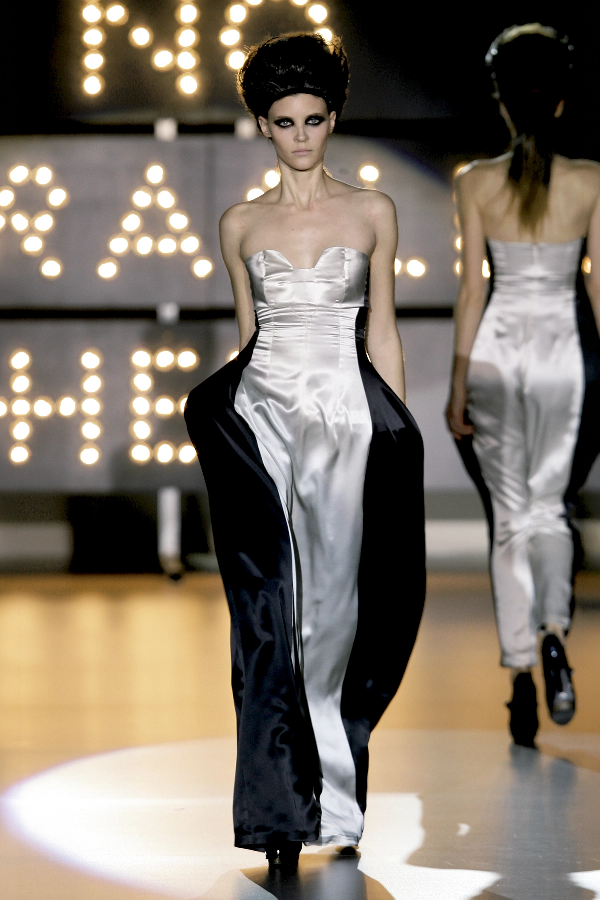 Look 44 de la colección “Miracles”, colección otoño invierno 2009-10 de la diseñadora de moda Ana Locking en la Mercedes Benz Fashion Week de Madrid.