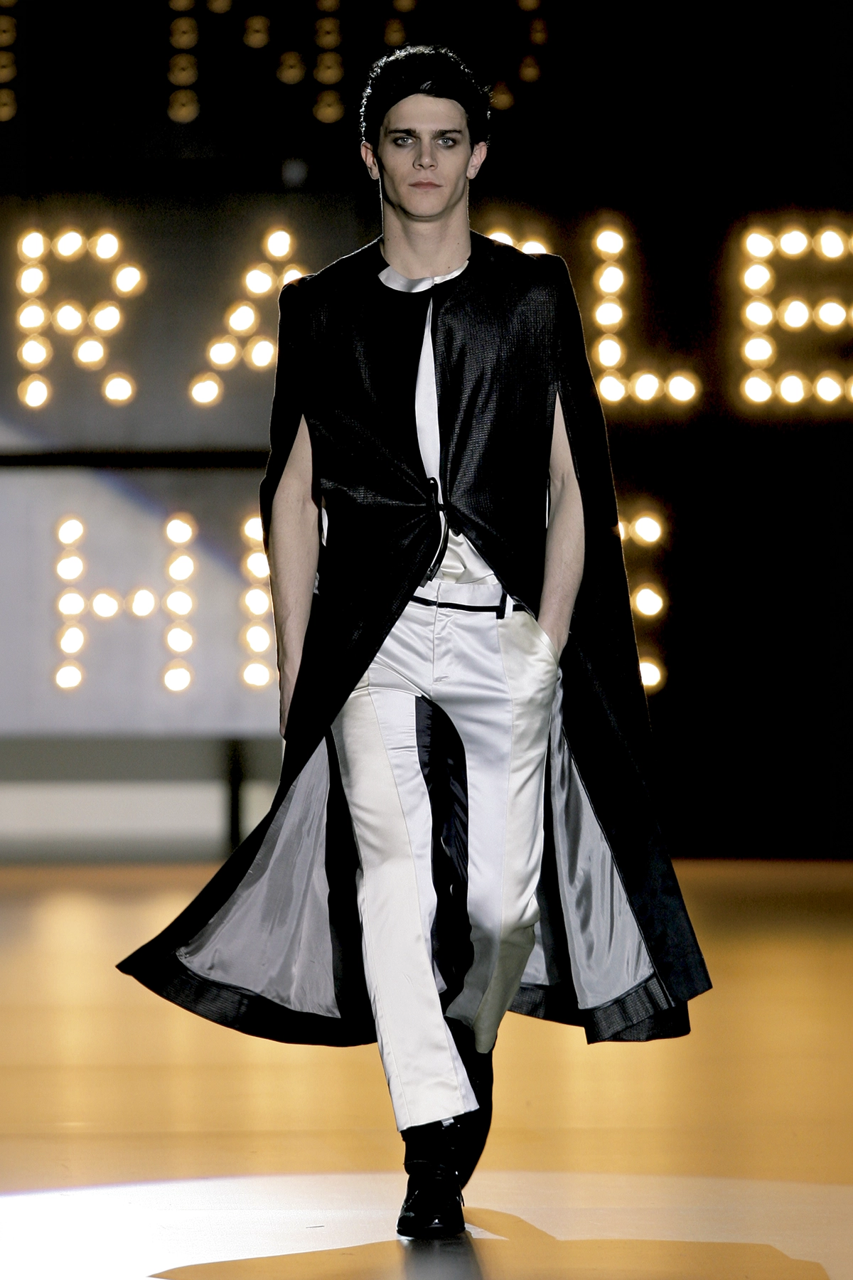 Look 45 de la colección “Miracles”, colección otoño invierno 2009-10 de la diseñadora de moda Ana Locking en la Mercedes Benz Fashion Week de Madrid.