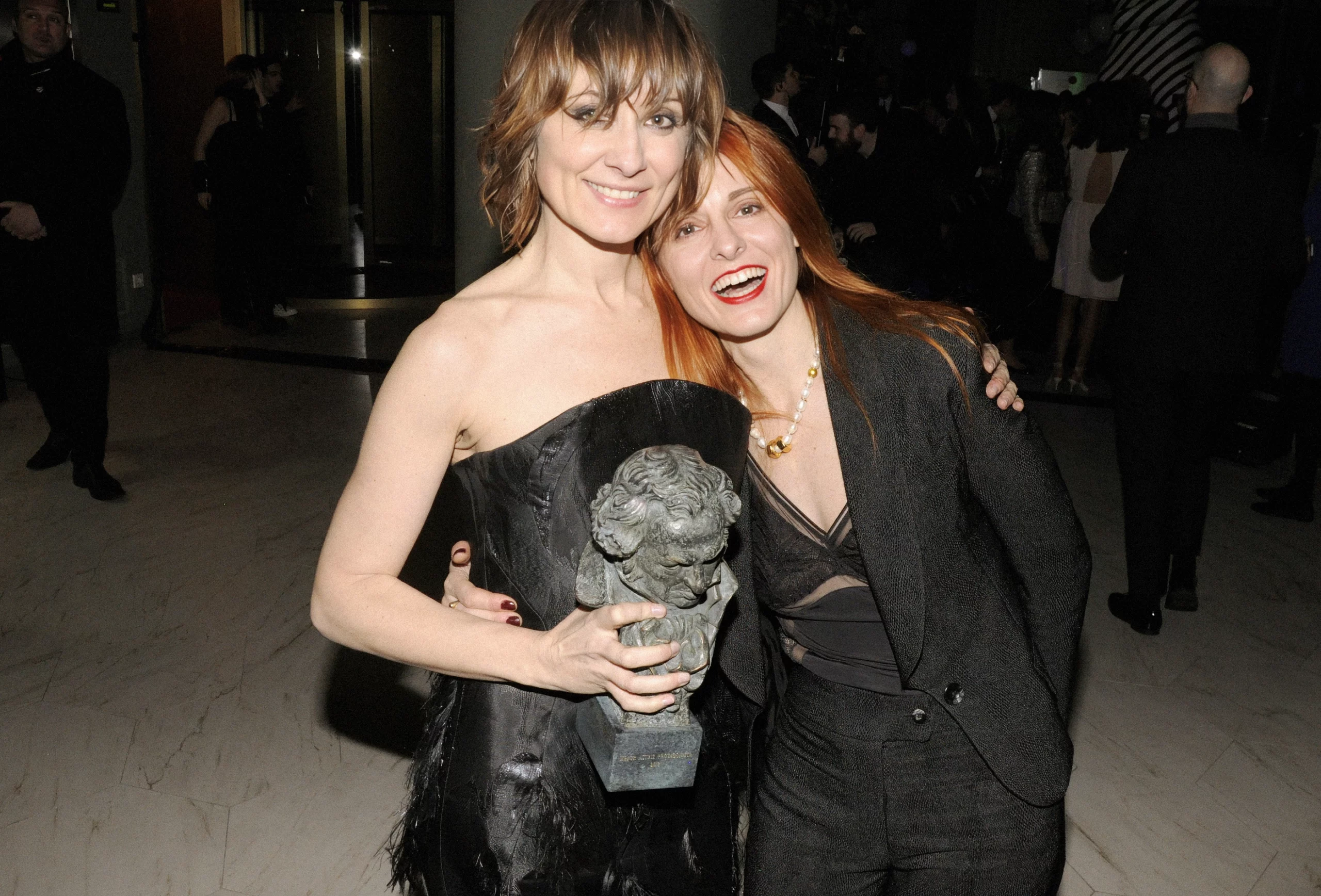 Nathalie Poza recibe el Goya a mejor actriz protagonista vestida de Ana Locking