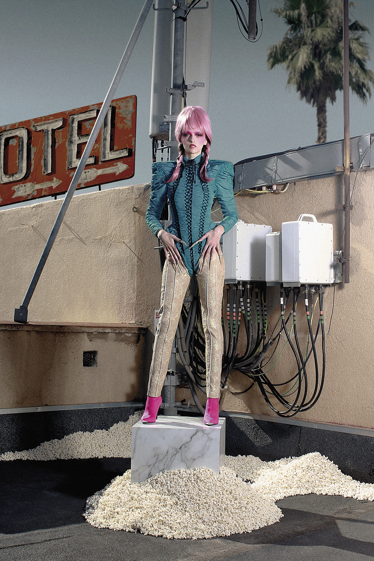 Look 01 de la colección “Paranormal”, colección otoño invierno 2022-23 de la diseñadora de moda Ana Locking en la Mercedes Benz Fashion Week de Madrid. Fotografía de Kiko Alcazar.