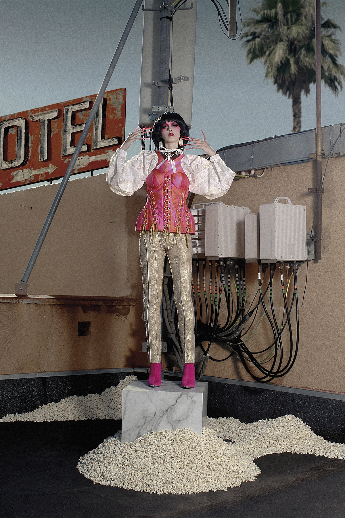 Look 04 de la colección “Paranormal”, colección otoño invierno 2022-23 de la diseñadora de moda Ana Locking en la Mercedes Benz Fashion Week de Madrid. Fotografía de Kiko Alcazar.