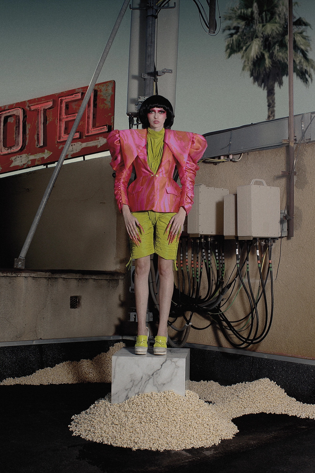 Look 05 de la colección “Paranormal”, colección otoño invierno 2022-23 de la diseñadora de moda Ana Locking en la Mercedes Benz Fashion Week de Madrid. Fotografía de Kiko Alcazar.