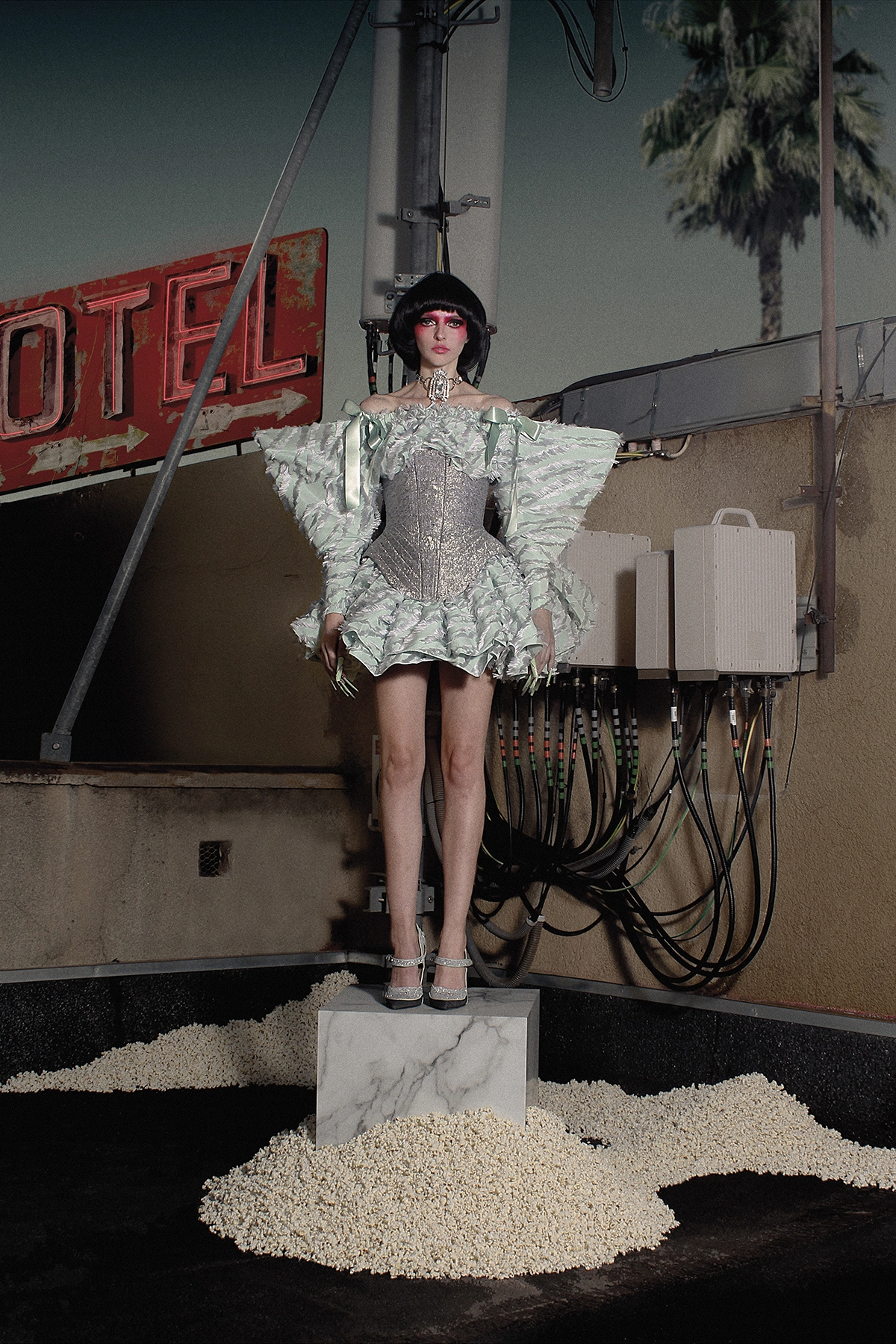 Look 06 de la colección “Paranormal”, colección otoño invierno 2022-23 de la diseñadora de moda Ana Locking en la Mercedes Benz Fashion Week de Madrid. Fotografía de Kiko Alcazar.