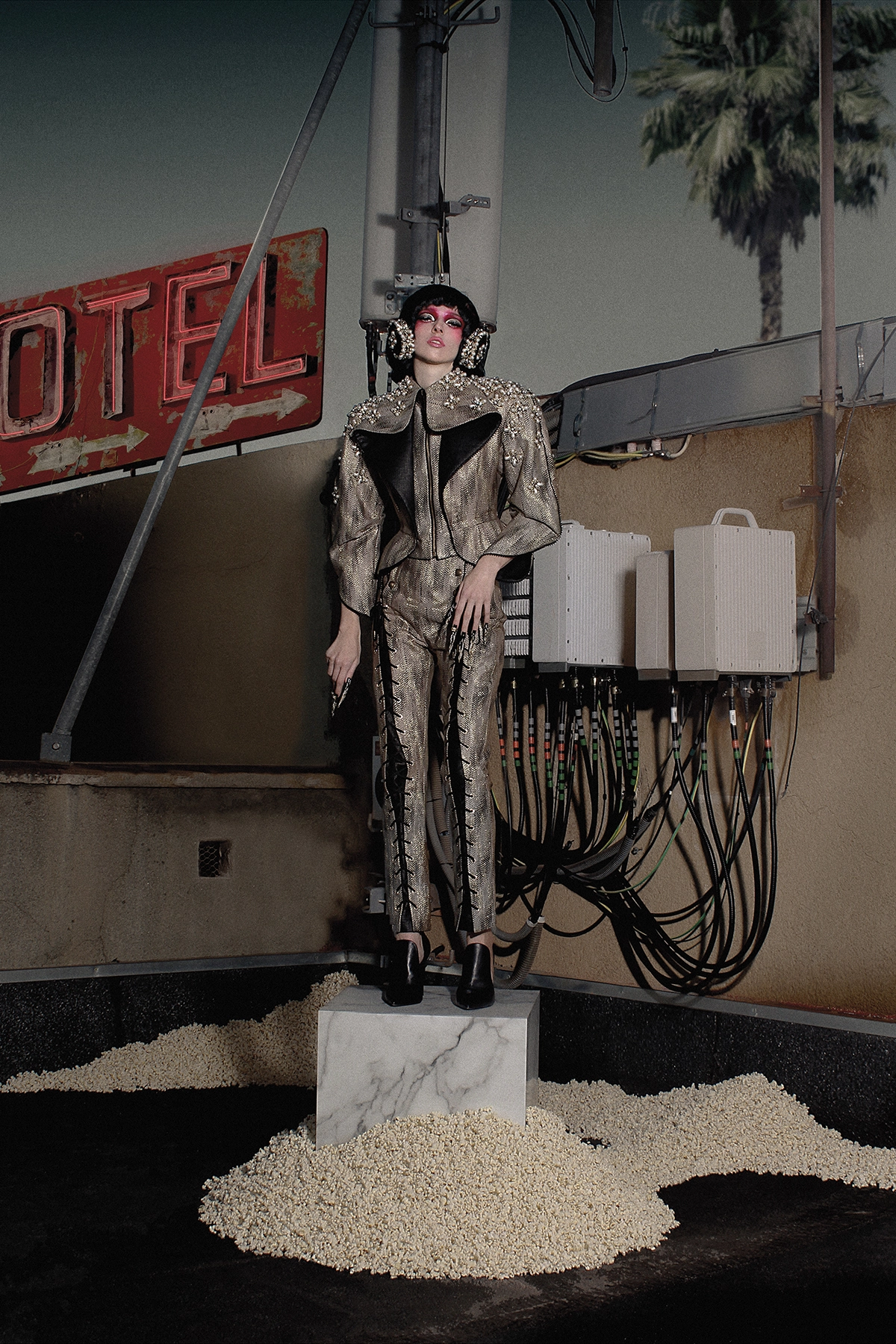 Look 07 de la colección “Paranormal”, colección otoño invierno 2022-23 de la diseñadora de moda Ana Locking en la Mercedes Benz Fashion Week de Madrid. Fotografía de Kiko Alcazar.