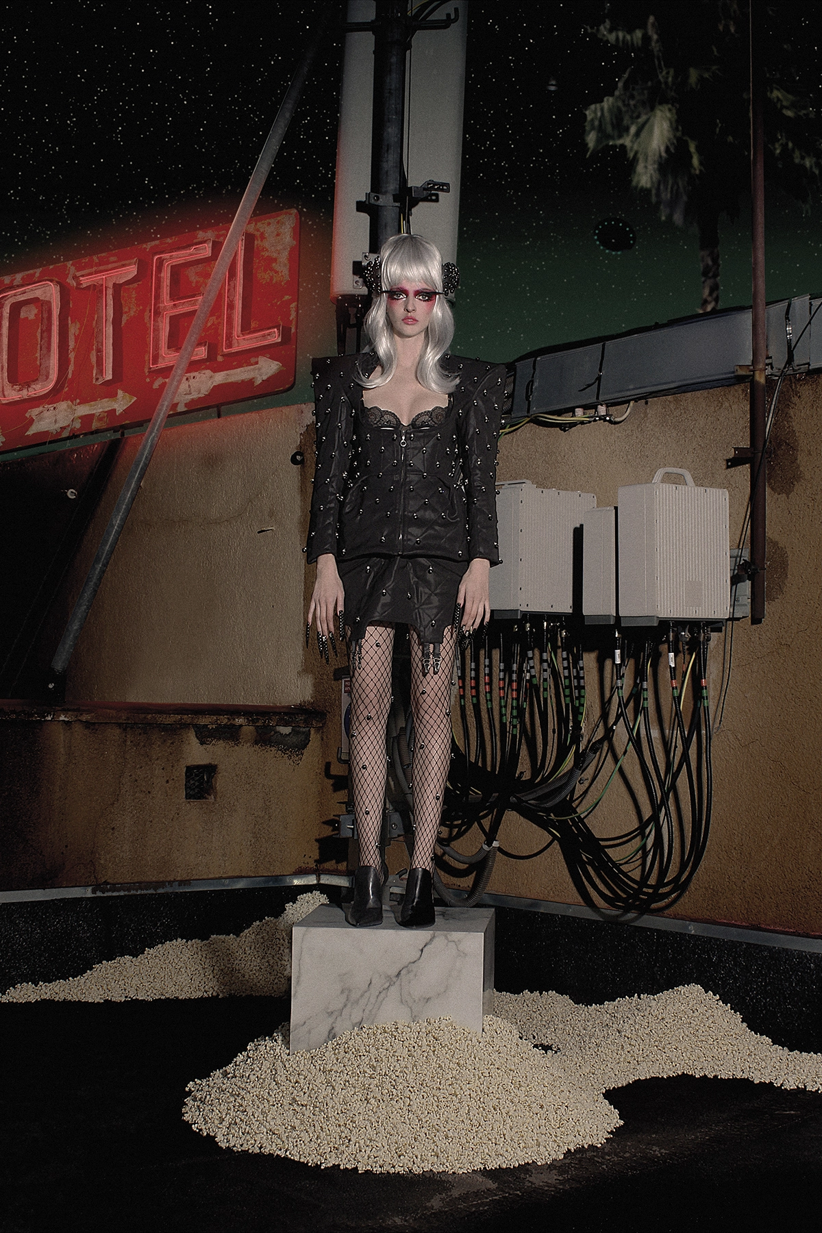 Look 09 de la colección “Paranormal”, colección otoño invierno 2022-23 de la diseñadora de moda Ana Locking en la Mercedes Benz Fashion Week de Madrid. Fotografía de Kiko Alcazar.