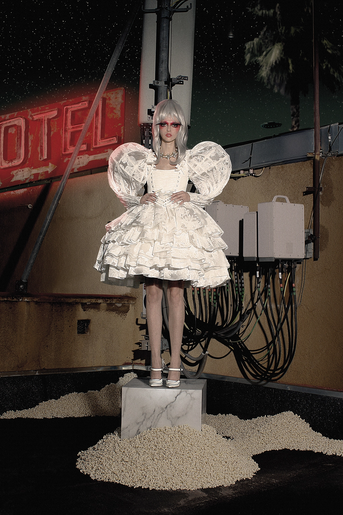 Look 11 de la colección “Paranormal”, colección otoño invierno 2022-23 de la diseñadora de moda Ana Locking en la Mercedes Benz Fashion Week de Madrid. Fotografía de Kiko Alcazar.