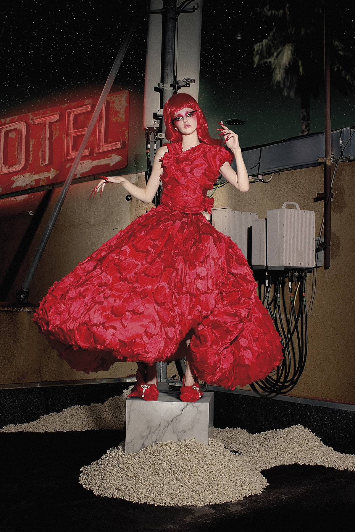 Look 12 de la colección “Paranormal”, colección otoño invierno 2022-23 de la diseñadora de moda Ana Locking en la Mercedes Benz Fashion Week de Madrid. Fotografía de Kiko Alcazar.