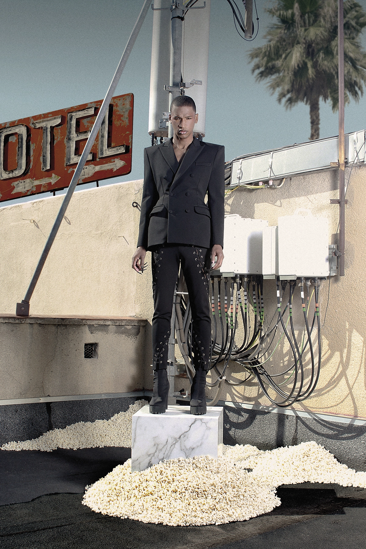 Look 13 de la colección “Paranormal”, colección otoño invierno 2022-23 de la diseñadora de moda Ana Locking en la Mercedes Benz Fashion Week de Madrid. Fotografía de Kiko Alcazar.