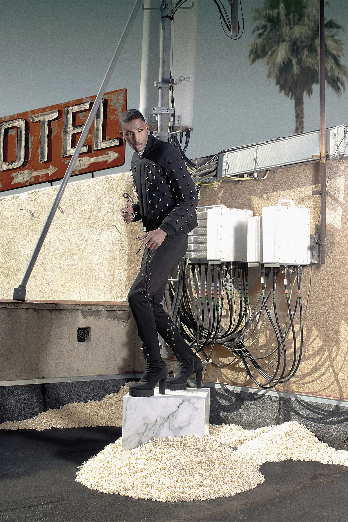 Look 14 de la colección “Paranormal”, colección otoño invierno 2022-23 de la diseñadora de moda Ana Locking en la Mercedes Benz Fashion Week de Madrid. Fotografía de Kiko Alcazar.