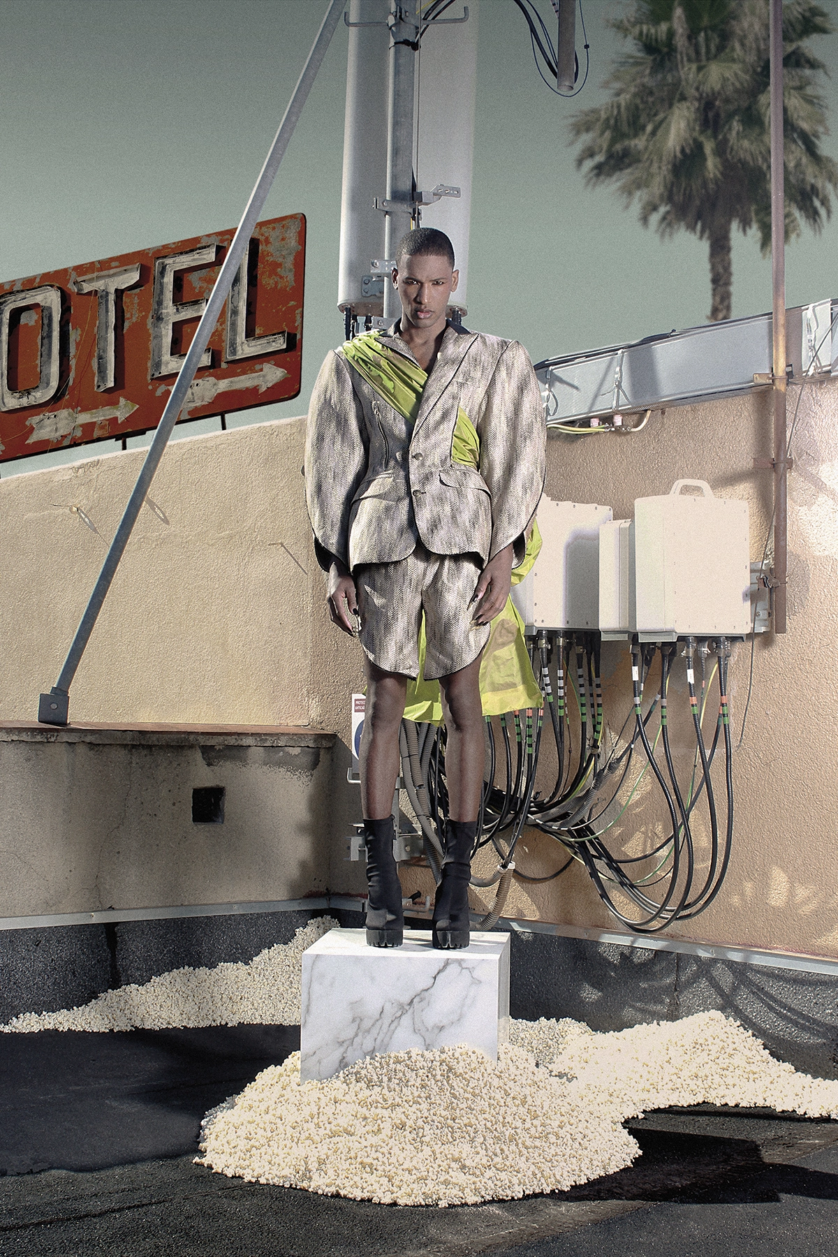 Look 15 de la colección “Paranormal”, colección otoño invierno 2022-23 de la diseñadora de moda Ana Locking en la Mercedes Benz Fashion Week de Madrid. Fotografía de Kiko Alcazar.