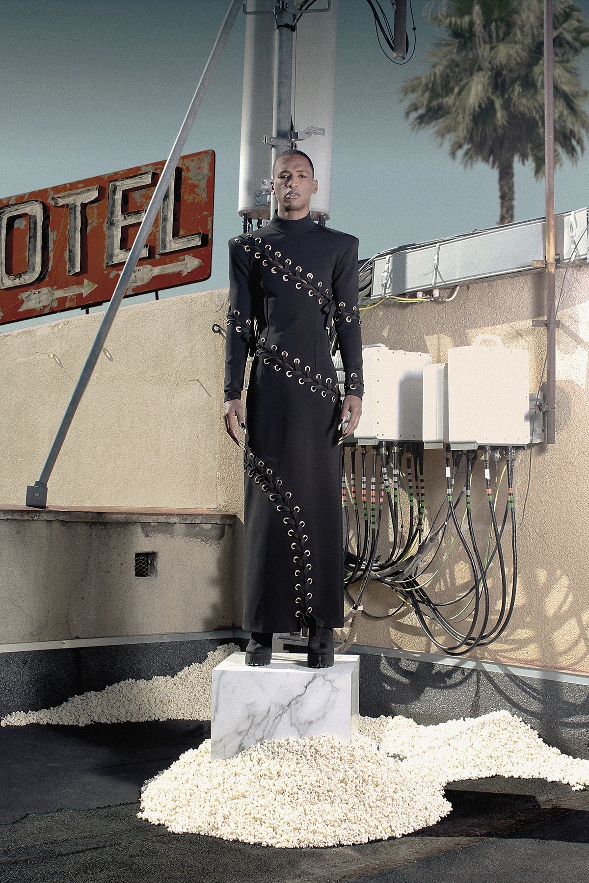 Look 16 de la colección “Paranormal”, colección otoño invierno 2022-23 de la diseñadora de moda Ana Locking en la Mercedes Benz Fashion Week de Madrid. Fotografía de Kiko Alcazar.