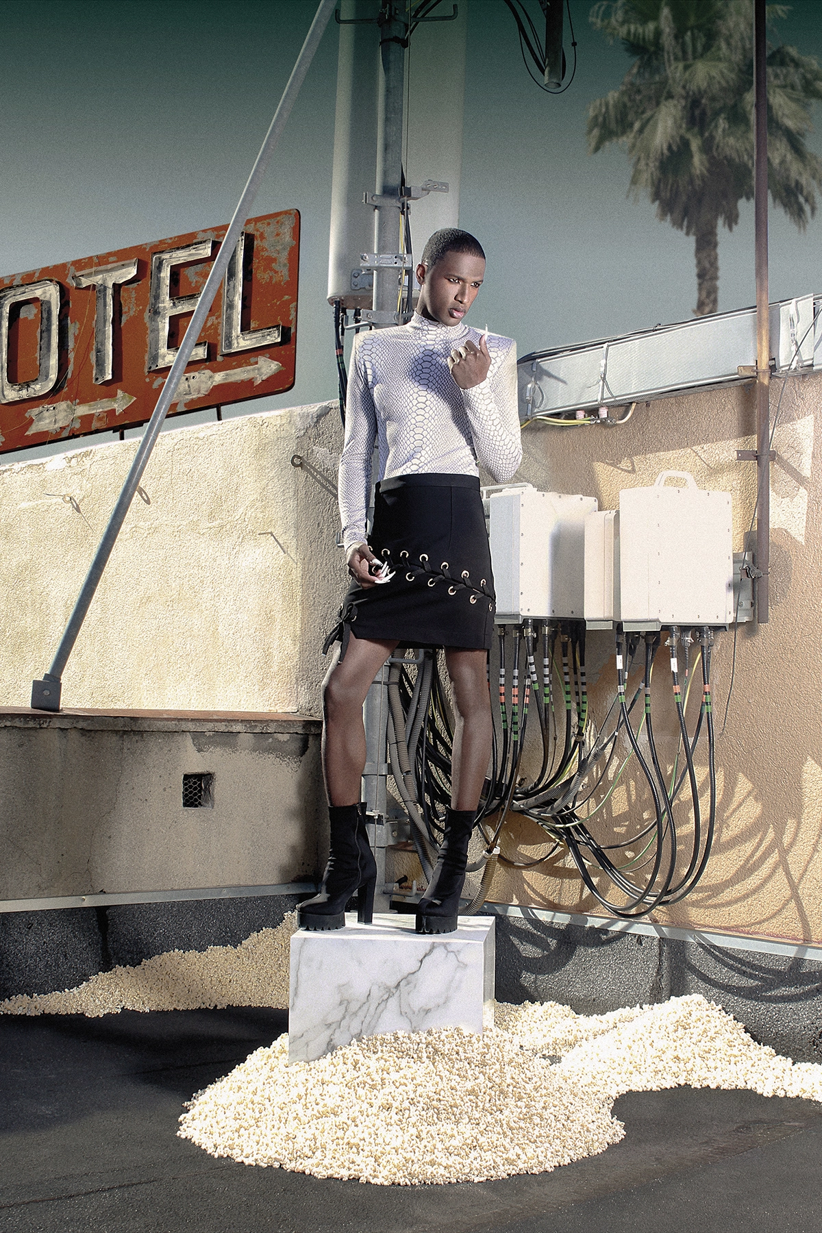 Look 17 de la colección “Paranormal”, colección otoño invierno 2022-23 de la diseñadora de moda Ana Locking en la Mercedes Benz Fashion Week de Madrid. Fotografía de Kiko Alcazar.