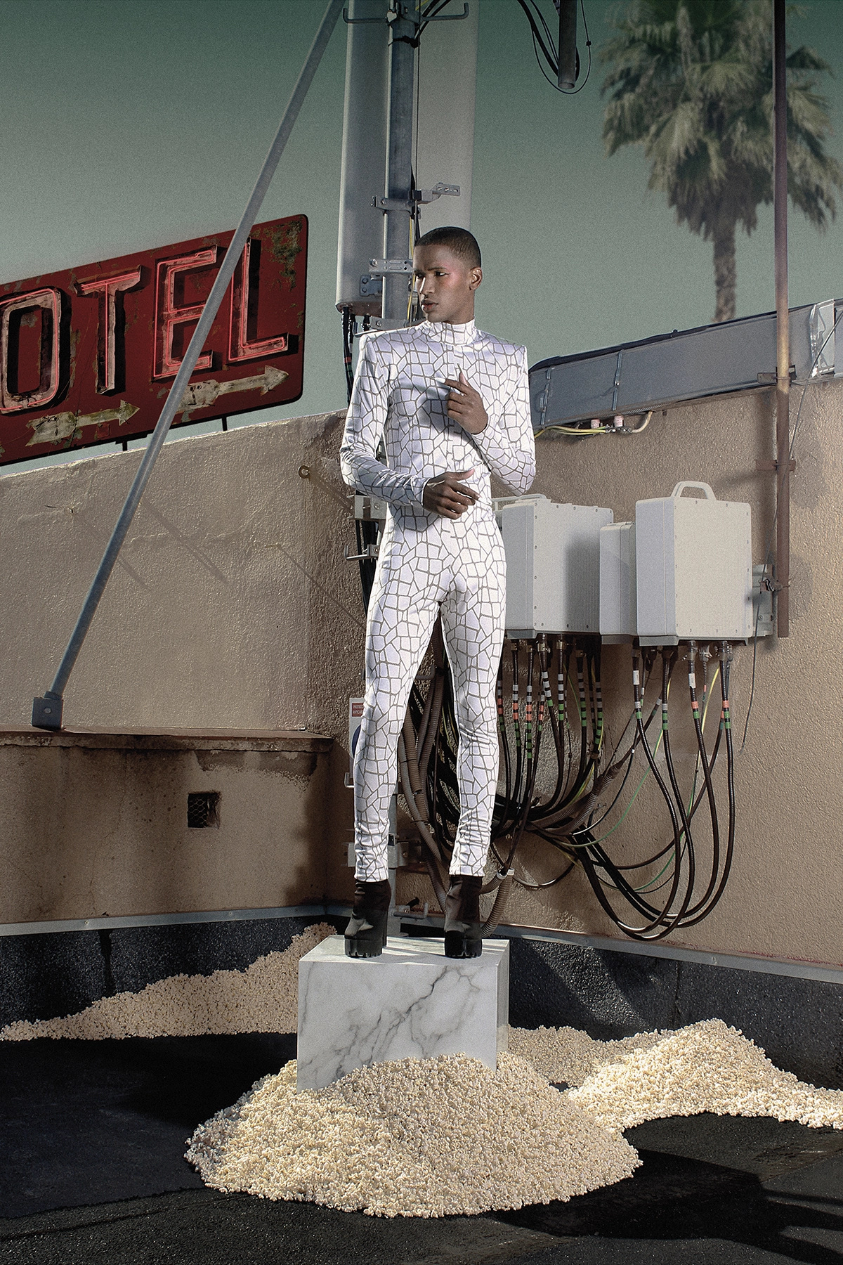 Look 18 de la colección “Paranormal”, colección otoño invierno 2022-23 de la diseñadora de moda Ana Locking en la Mercedes Benz Fashion Week de Madrid. Fotografía de Kiko Alcazar.