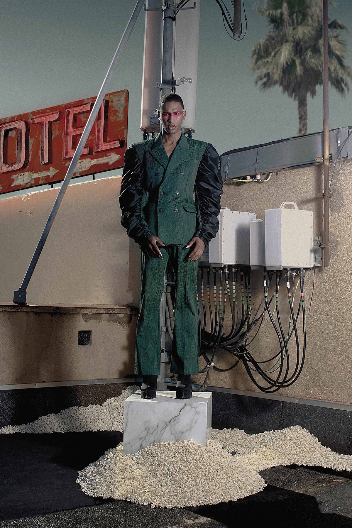 Look 19 de la colección “Paranormal”, colección otoño invierno 2022-23 de la diseñadora de moda Ana Locking en la Mercedes Benz Fashion Week de Madrid. Fotografía de Kiko Alcazar.