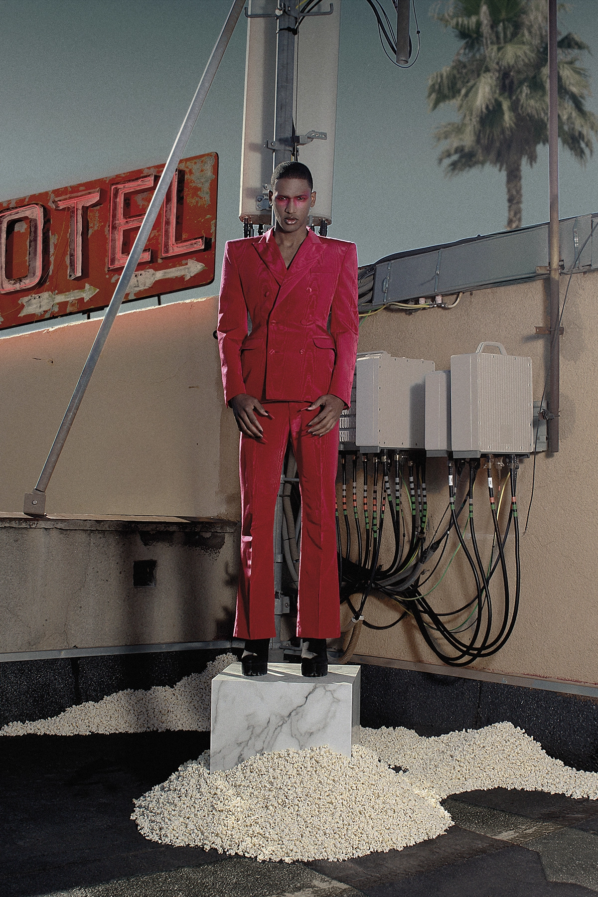 Look 20 de la colección “Paranormal”, colección otoño invierno 2022-23 de la diseñadora de moda Ana Locking en la Mercedes Benz Fashion Week de Madrid. Fotografía de Kiko Alcazar.