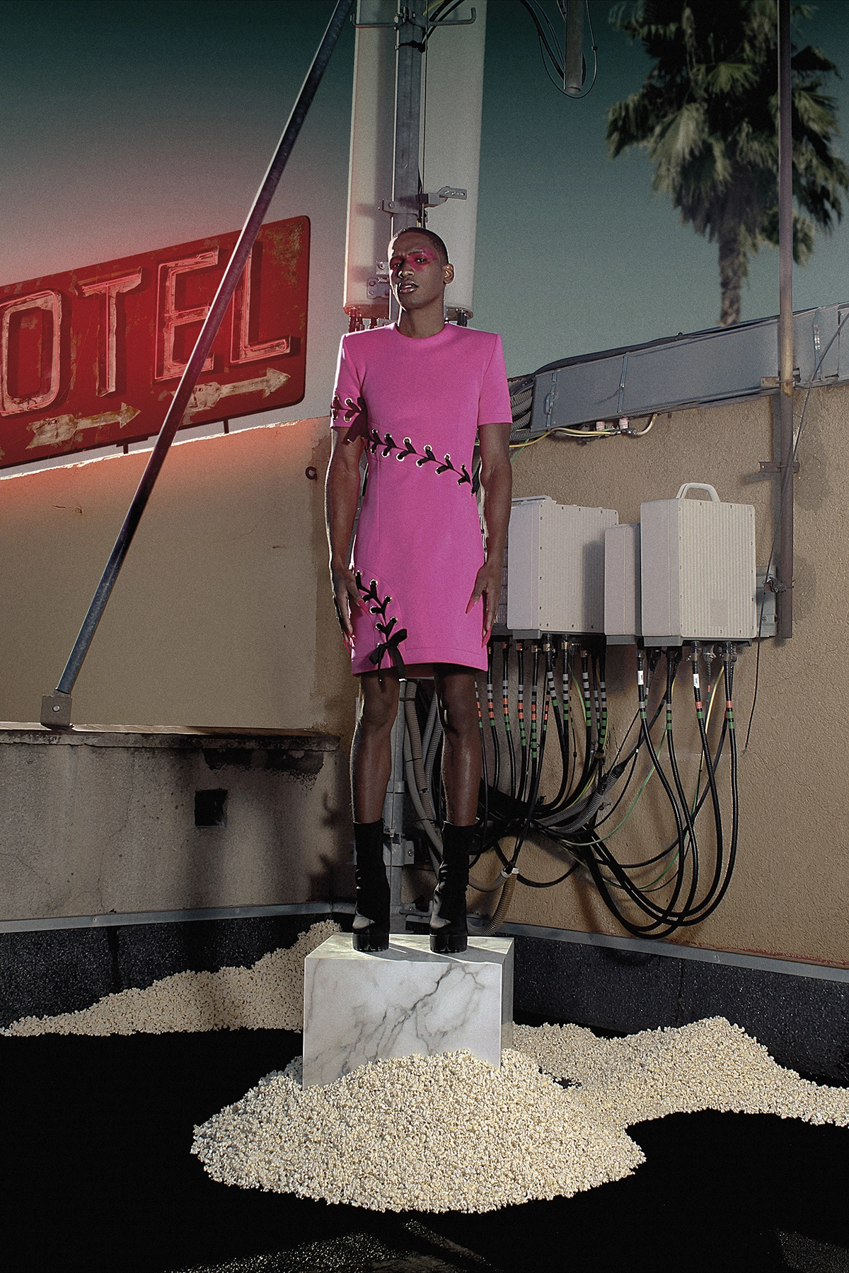 Look 21 de la colección “Paranormal”, colección otoño invierno 2022-23 de la diseñadora de moda Ana Locking en la Mercedes Benz Fashion Week de Madrid. Fotografía de Kiko Alcazar.