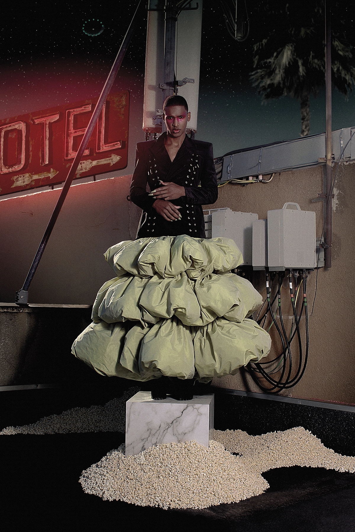 Look 22 de la colección “Paranormal”, colección otoño invierno 2022-23 de la diseñadora de moda Ana Locking en la Mercedes Benz Fashion Week de Madrid. Fotografía de Kiko Alcazar.