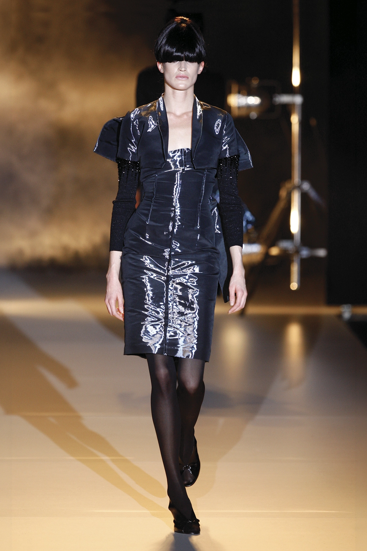 Look 07 de la colección “Reentry”, colección otoño invierno 2008-09 de la diseñadora de moda Ana Locking en la Mercedes Benz Fashion Week de Madrid.