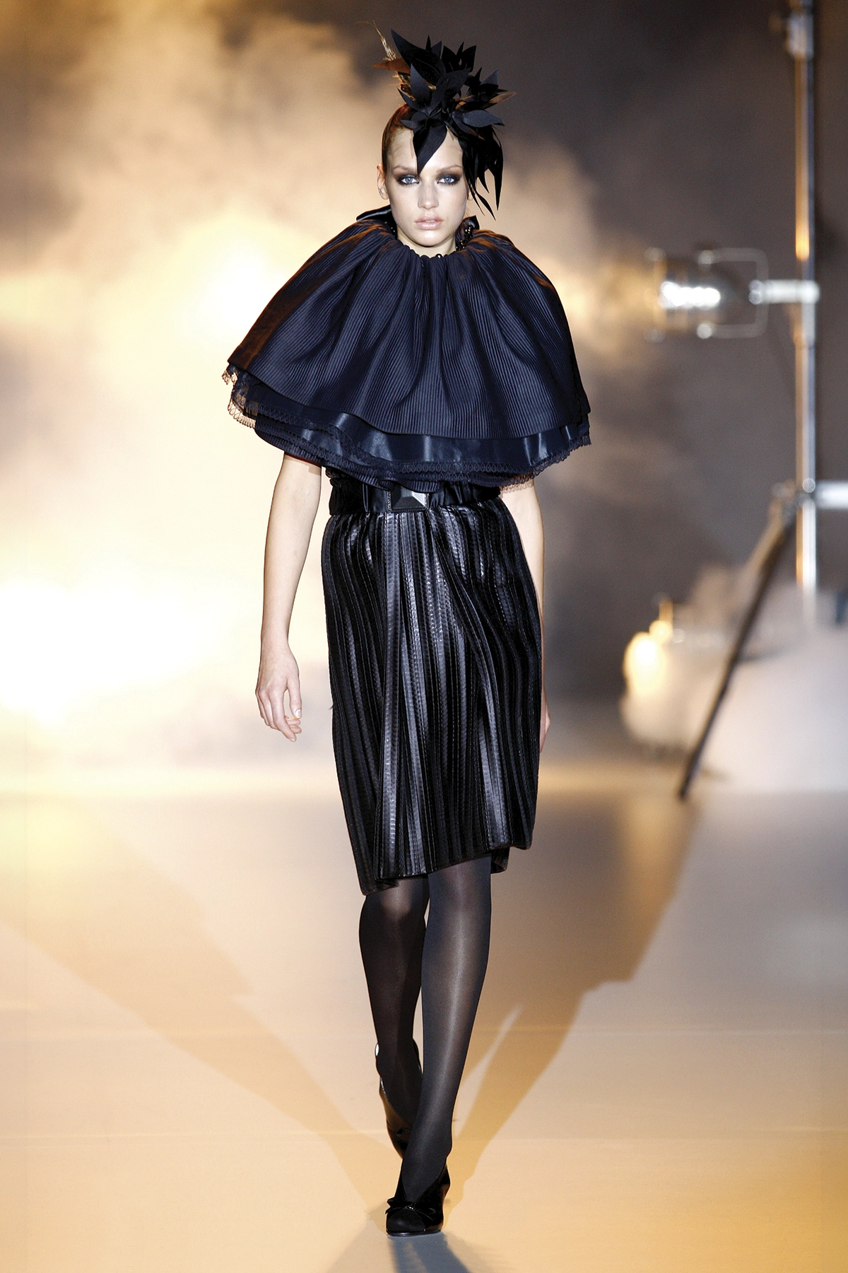 Look 32 de la colección “Reentry”, colección otoño invierno 2008-09 de la diseñadora de moda Ana Locking en la Mercedes Benz Fashion Week de Madrid.