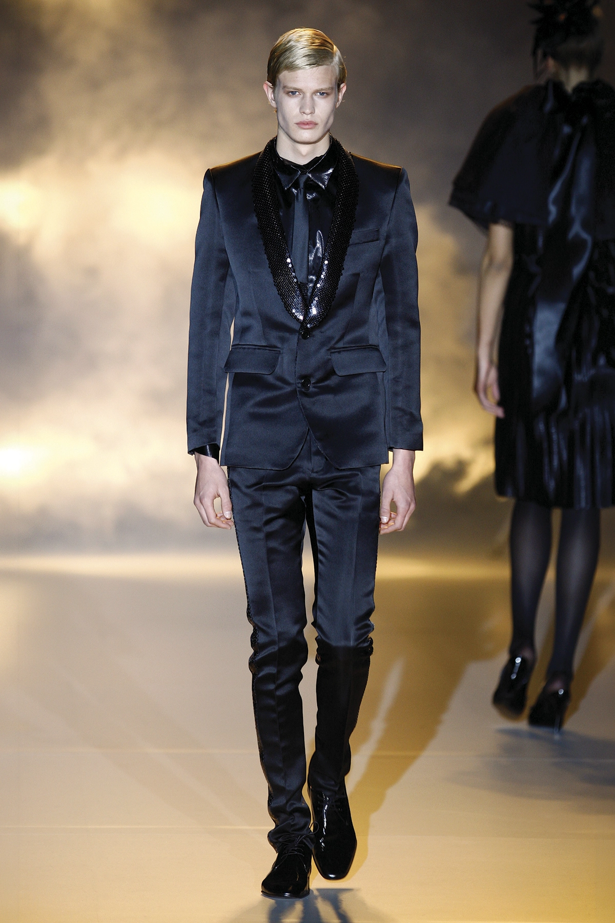 Look 33 de la colección “Reentry”, colección otoño invierno 2008-09 de la diseñadora de moda Ana Locking en la Mercedes Benz Fashion Week de Madrid.