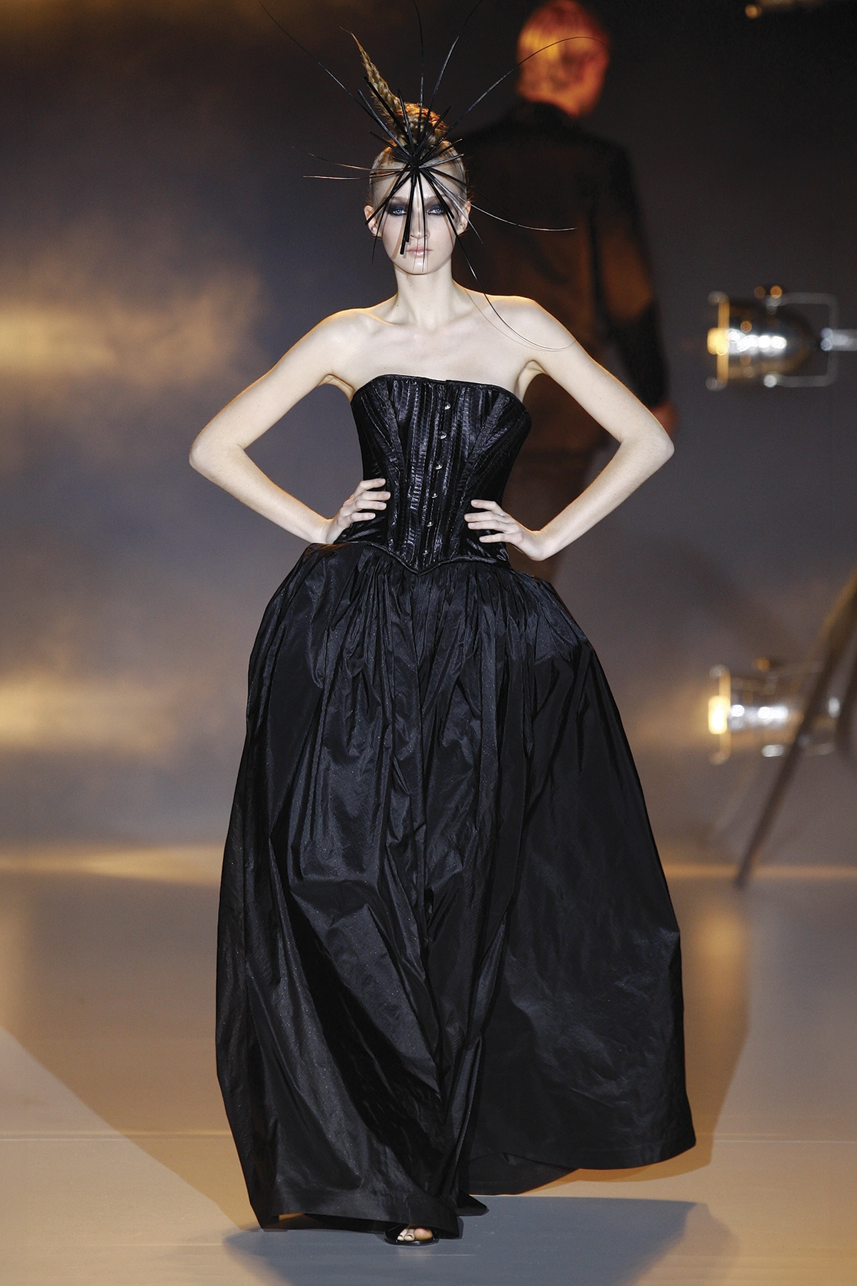 Look 34 de la colección “Reentry”, colección otoño invierno 2008-09 de la diseñadora de moda Ana Locking en la Mercedes Benz Fashion Week de Madrid.