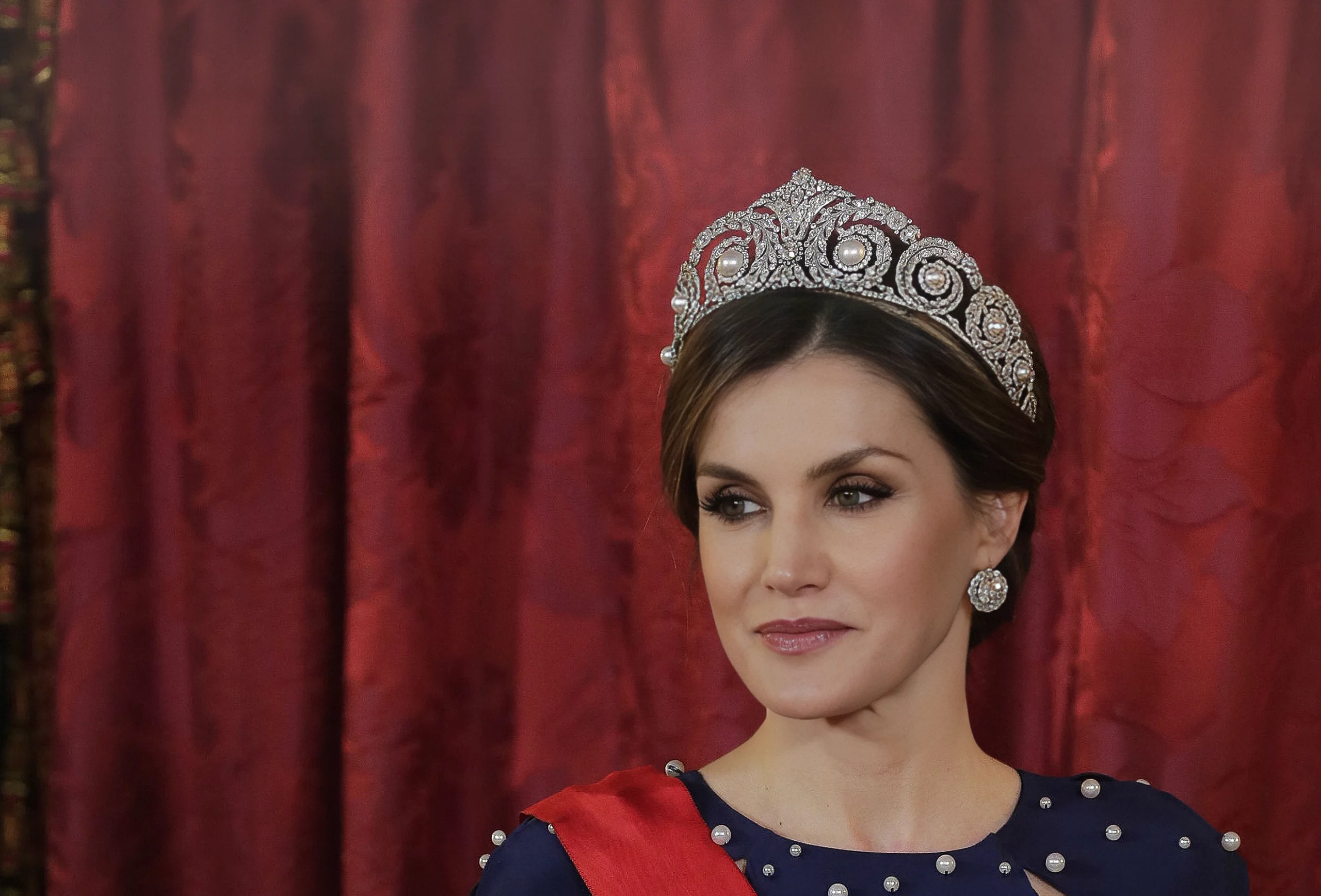 Su majestad la Reina Doña Letizia viste un vestido de Ana Locking en la cena de gala con el presidente de Portugal celebrada en el Palacio Real de Madrid.