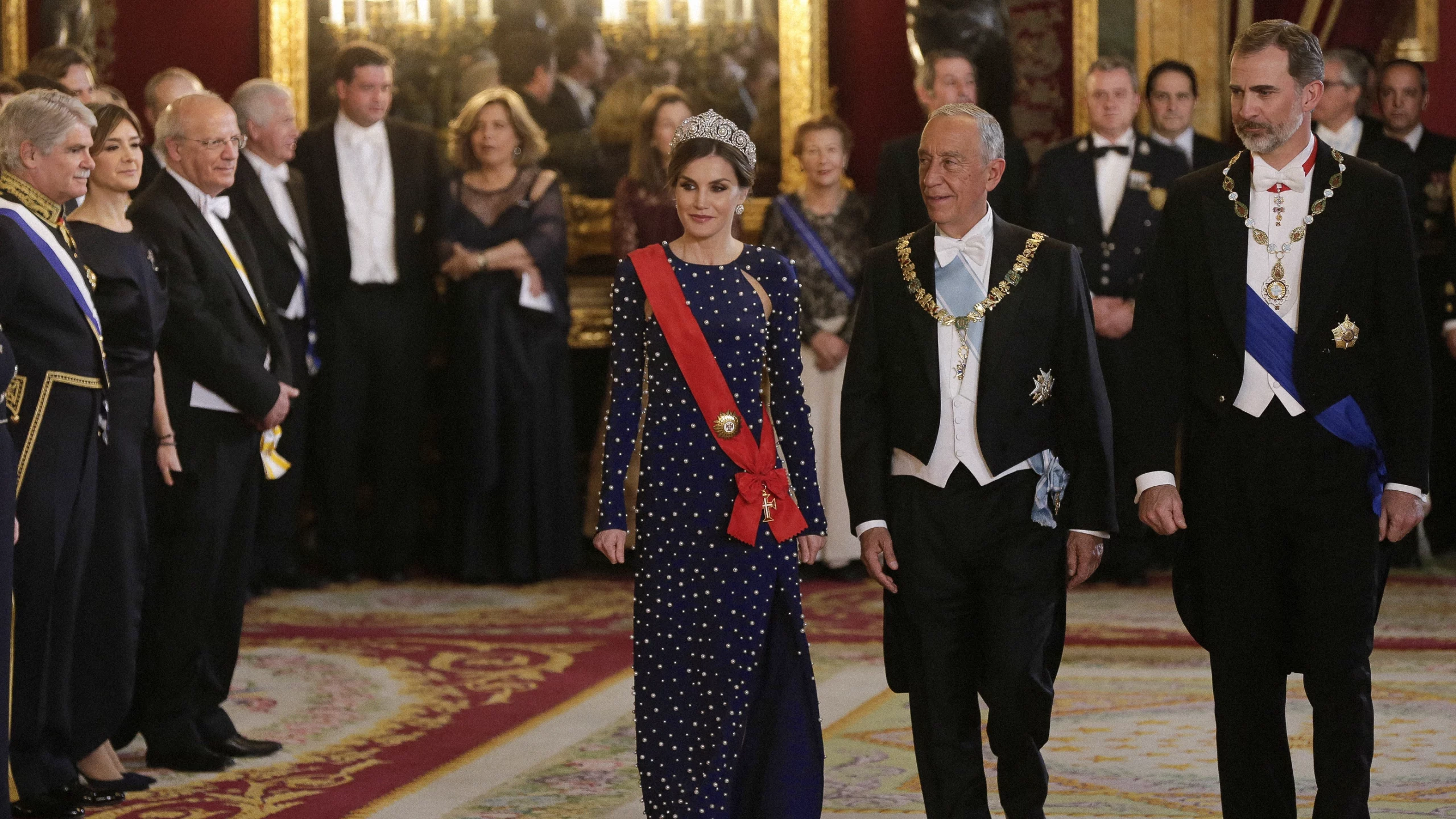 Su majestad la Reina Doña Letizia viste un vestido de Ana Locking en la cena de gala con el presidente de Portugal celebrada en el Palacio Real de Madrid.