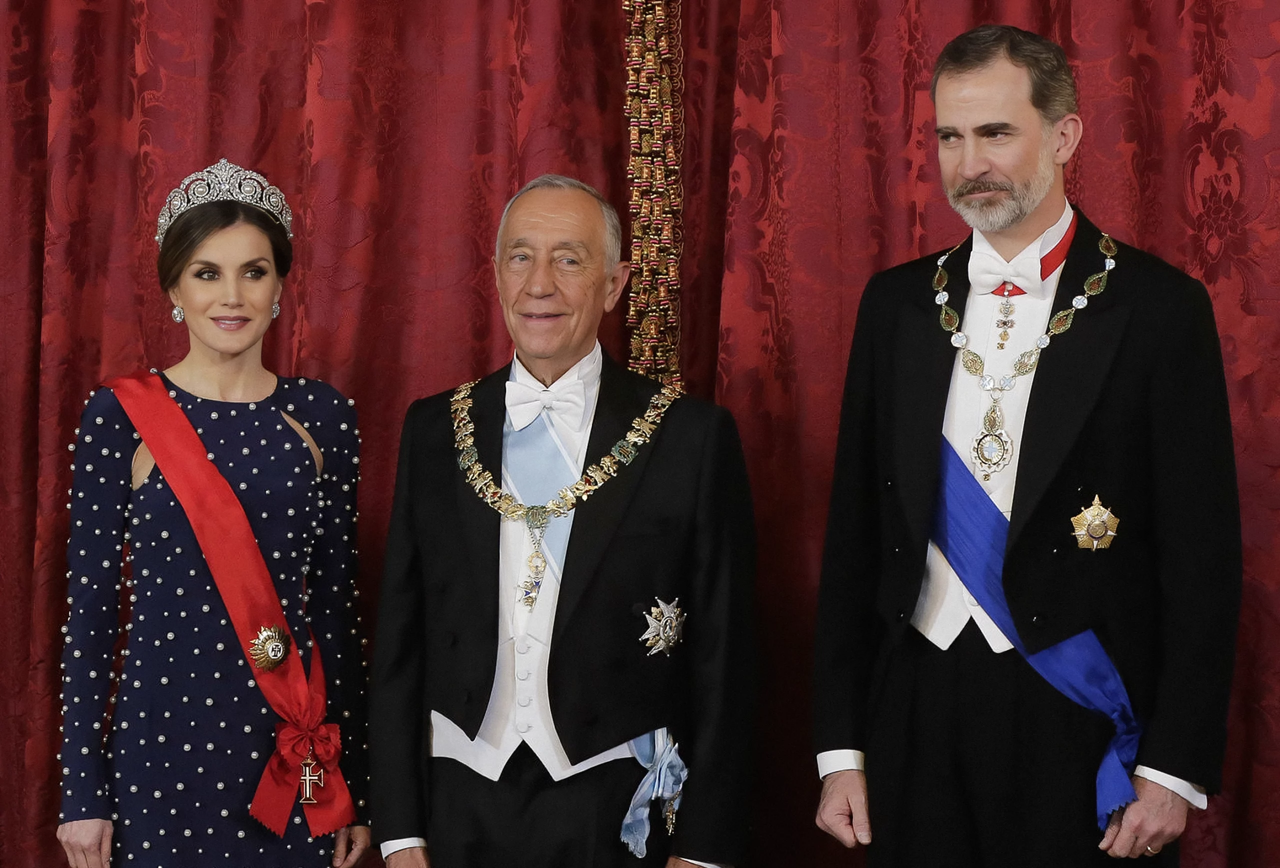 Su majestad la Reina Doña Letizia viste un vestido de Ana Locking en la cena de gala con el presidente de Portugal celebrada en el Palacio Real de Madrid.