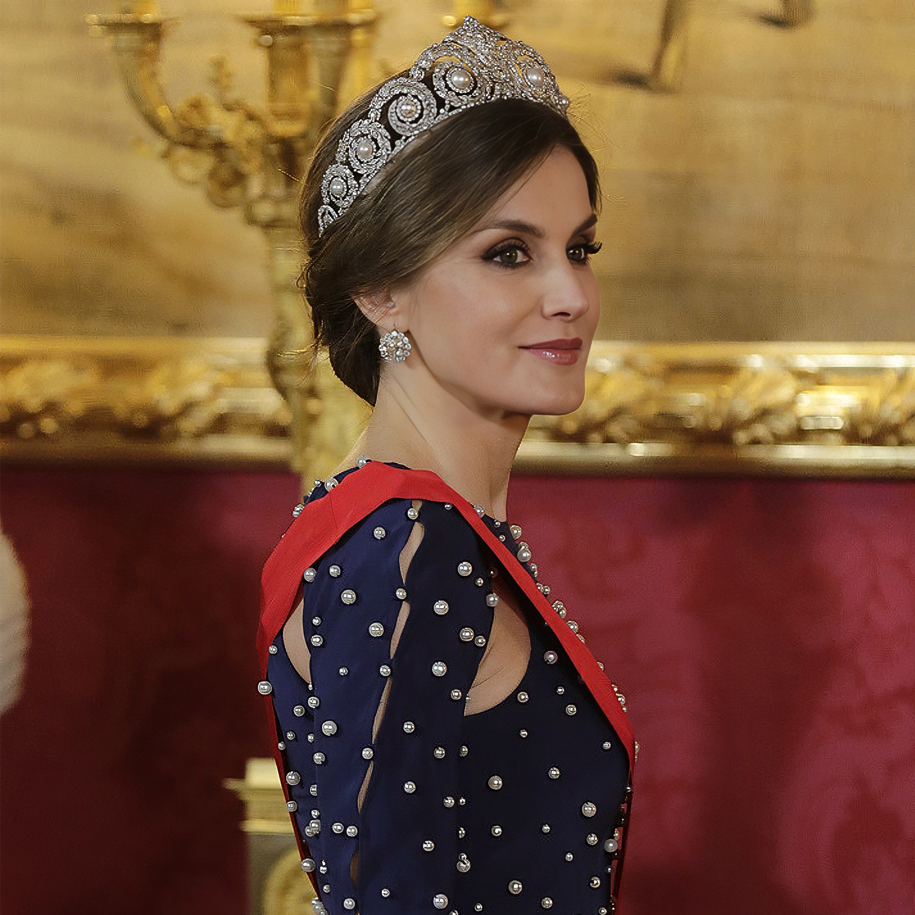 Su majestad la Reina Doña Letizia viste un vestido de Ana Locking en la cena de gala con el presidente de Portugal celebrada en el Palacio Real de Madrid.