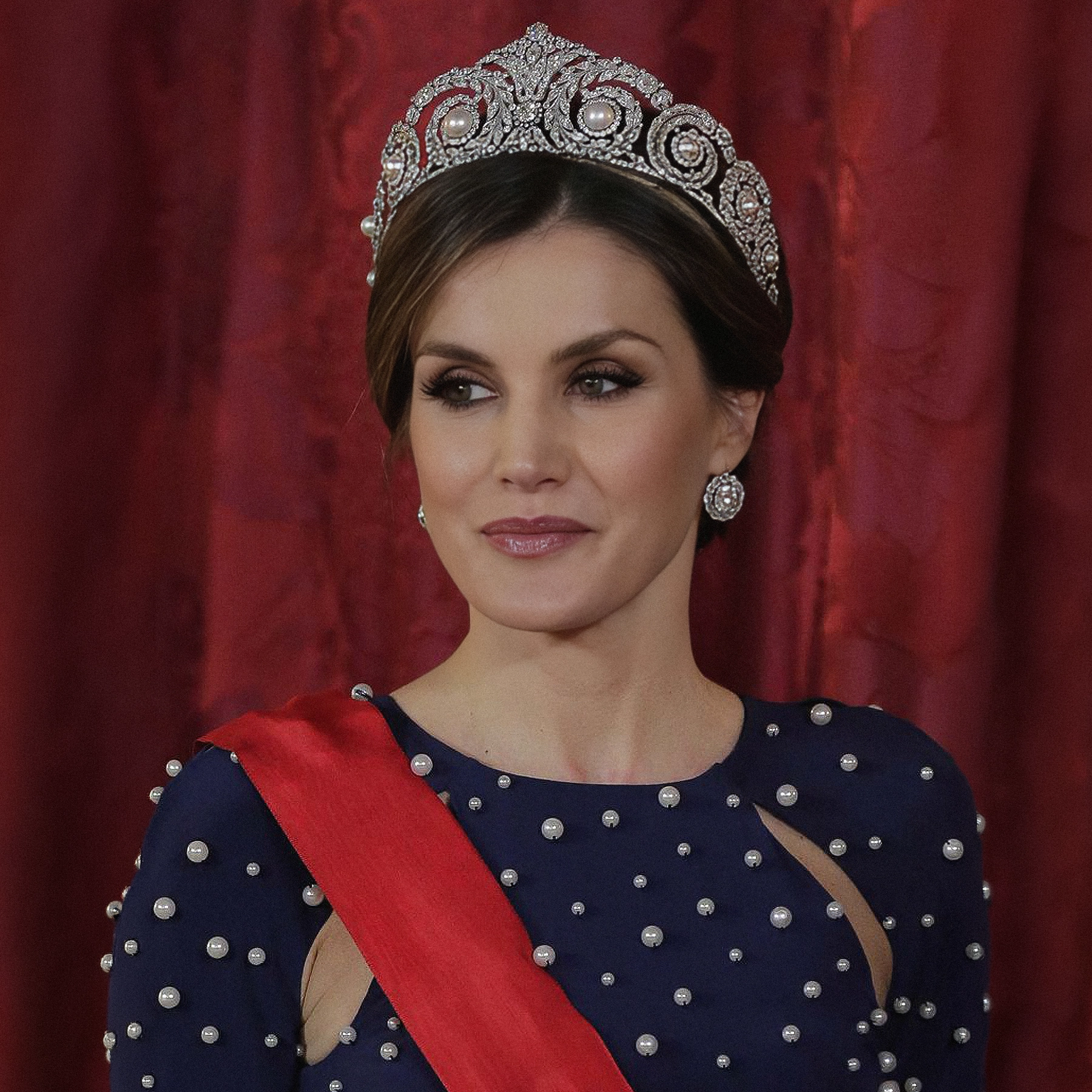 Su majestad la Reina Doña Letizia viste un vestido de Ana Locking en la cena de gala con el presidente de Portugal celebrada en el Palacio Real de Madrid.
