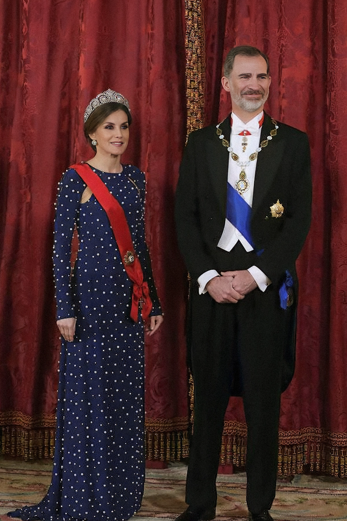 Su majestad la Reina Doña Letizia viste un vestido de Ana Locking en la cena de gala con el presidente de Portugal celebrada en el Palacio Real de Madrid.