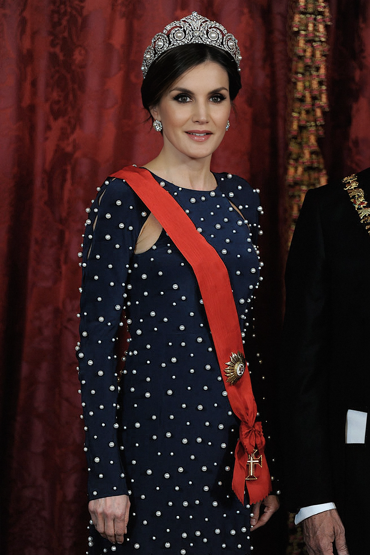 Su majestad la Reina Doña Letizia viste un vestido de Ana Locking en la cena de gala con el presidente de Portugal celebrada en el Palacio Real de Madrid.