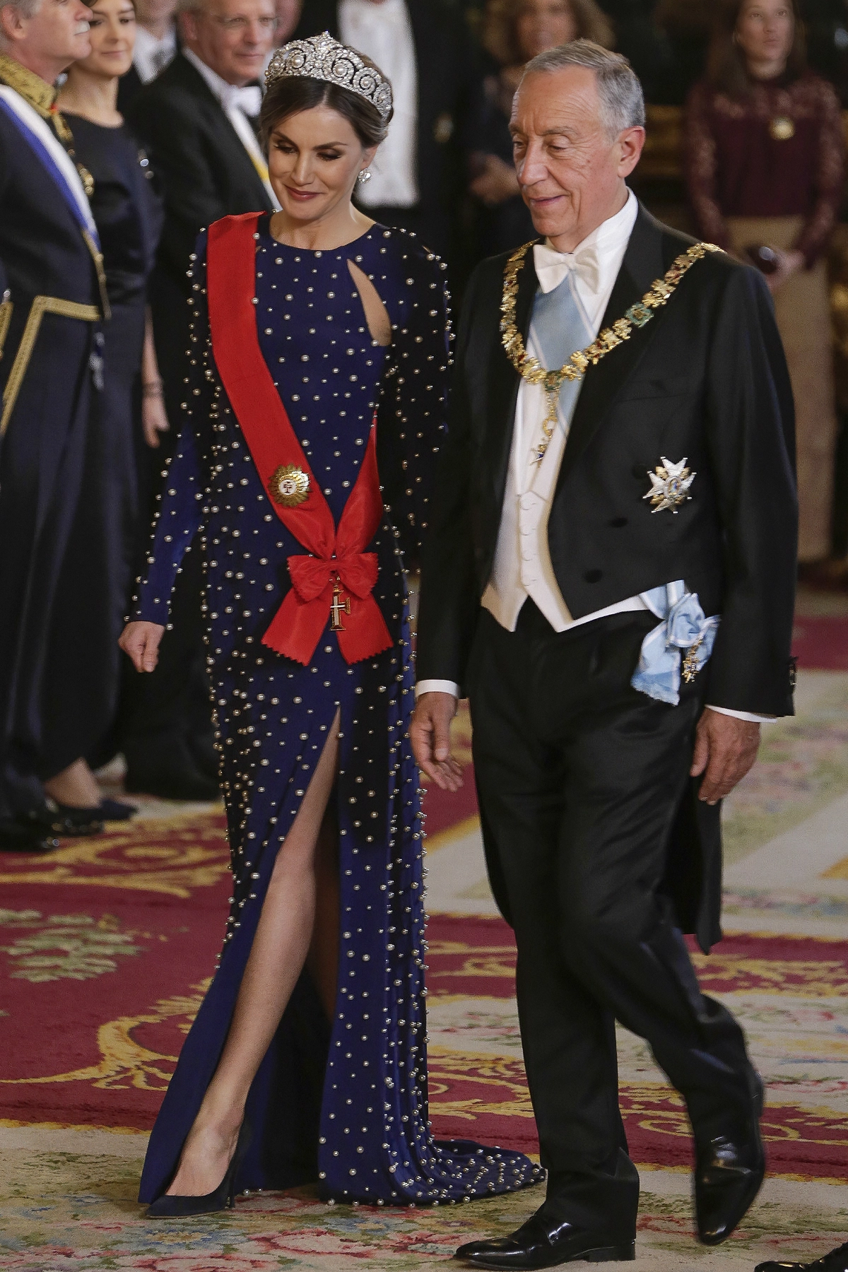 Su majestad la Reina Doña Letizia viste un vestido de Ana Locking en la cena de gala con el presidente de Portugal celebrada en el Palacio Real de Madrid.