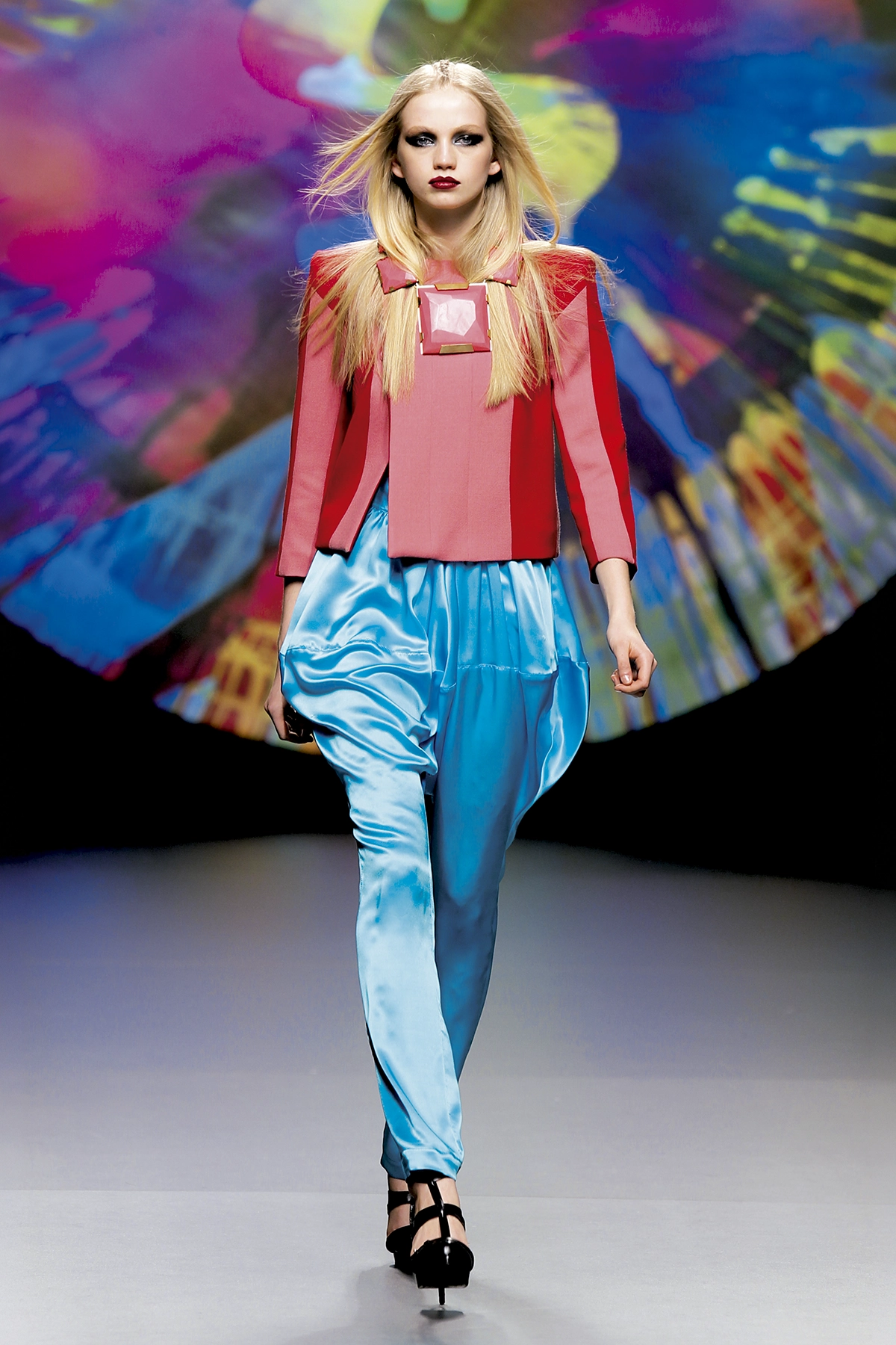 Look 03 de la colección “Spinning Destiny”, colección otoño invierno 2010-11 de la diseñadora de moda Ana Locking en la Mercedes Benz Fashion Week de Madrid.