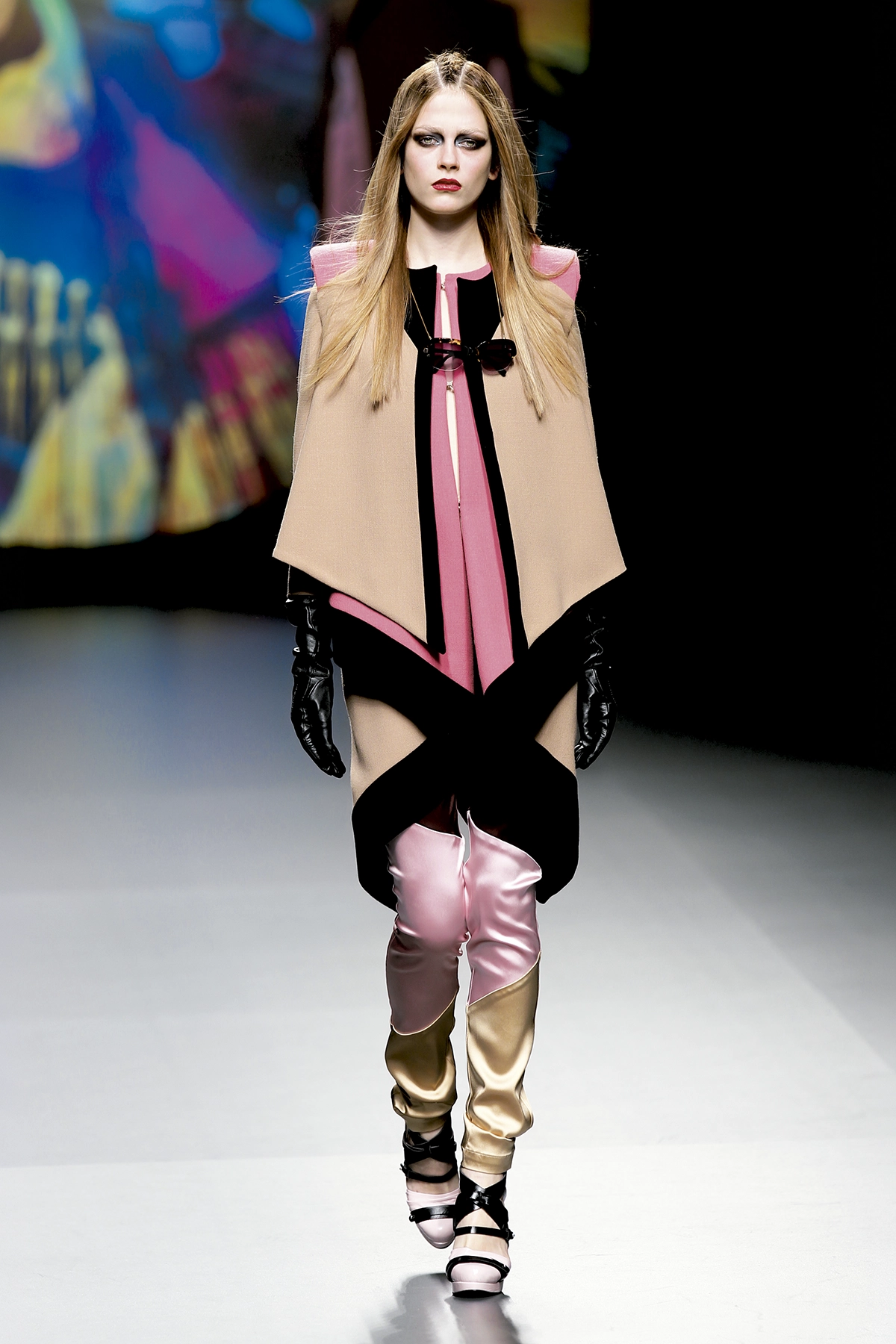 Look 10 de la colección “Spinning Destiny”, colección otoño invierno 2010-11 de la diseñadora de moda Ana Locking en la Mercedes Benz Fashion Week de Madrid.