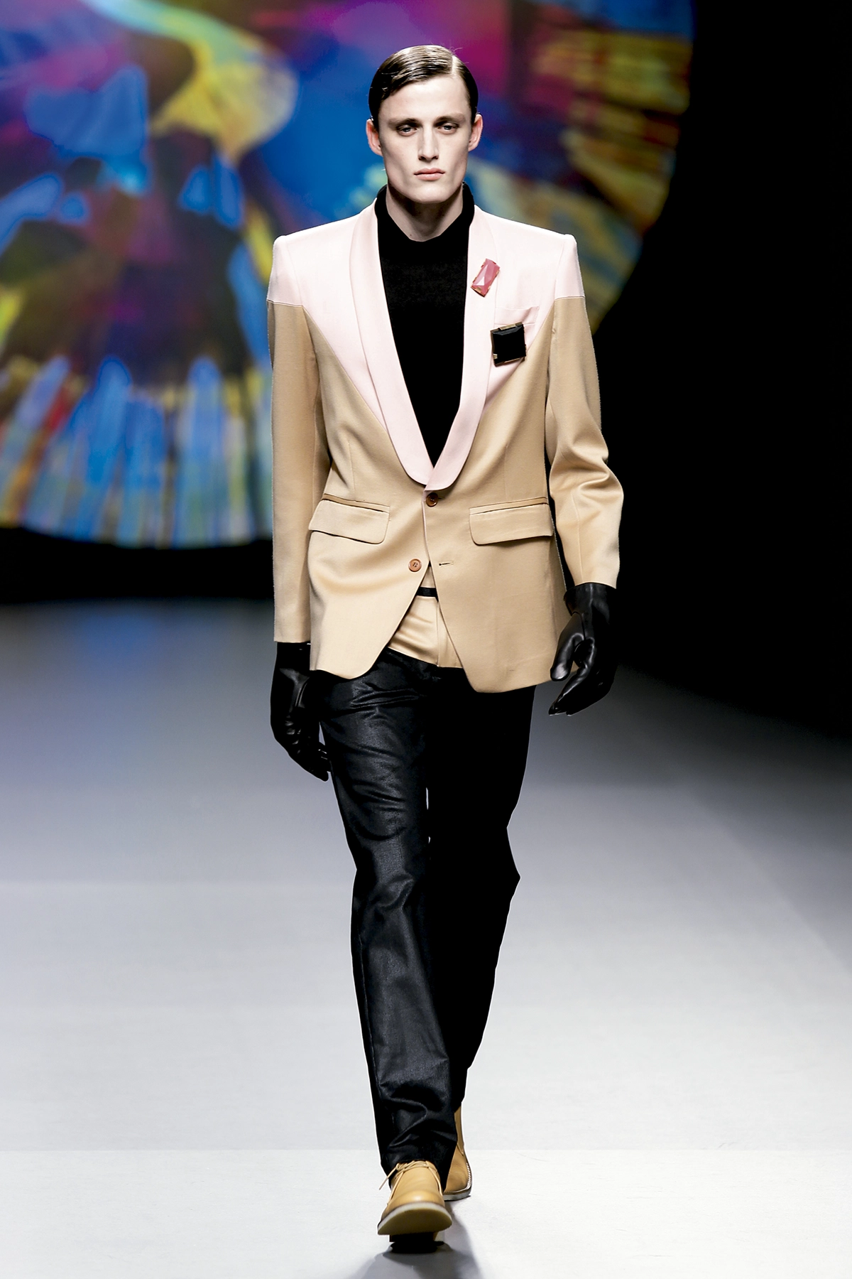 Look 13 de la colección “Spinning Destiny”, colección otoño invierno 2010-11 de la diseñadora de moda Ana Locking en la Mercedes Benz Fashion Week de Madrid.