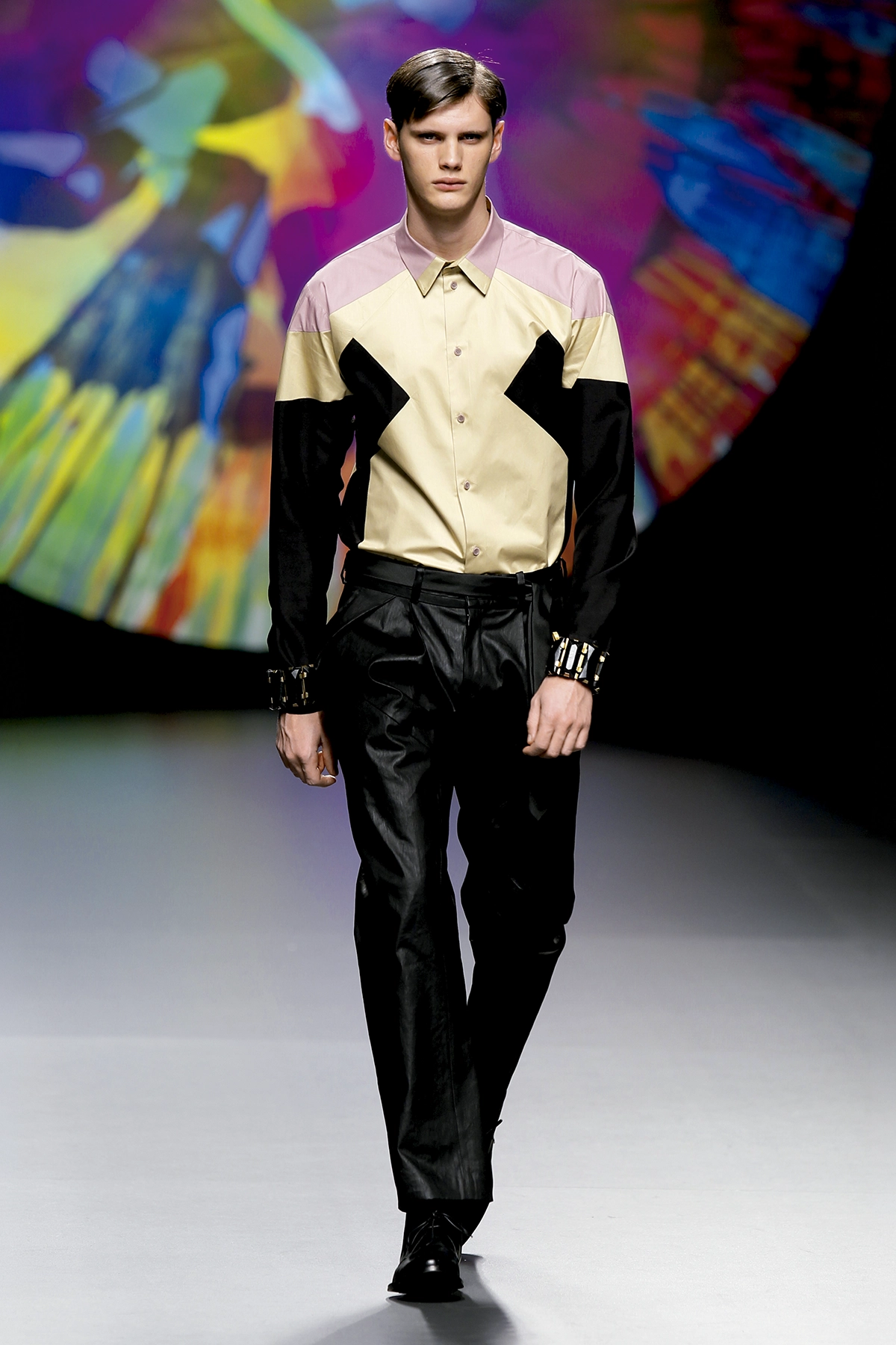 Look 16 de la colección “Spinning Destiny”, colección otoño invierno 2010-11 de la diseñadora de moda Ana Locking en la Mercedes Benz Fashion Week de Madrid.