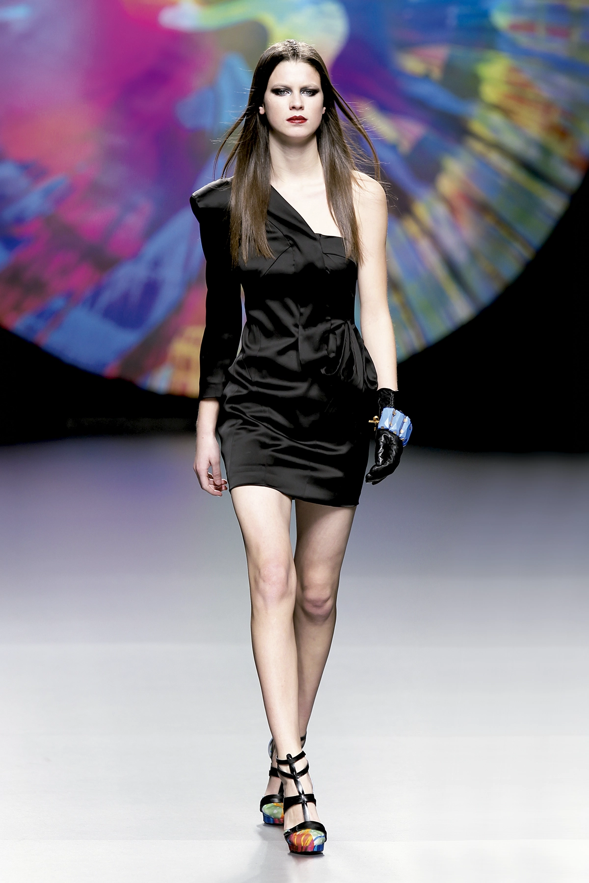 Look 18 de la colección “Spinning Destiny”, colección otoño invierno 2010-11 de la diseñadora de moda Ana Locking en la Mercedes Benz Fashion Week de Madrid.