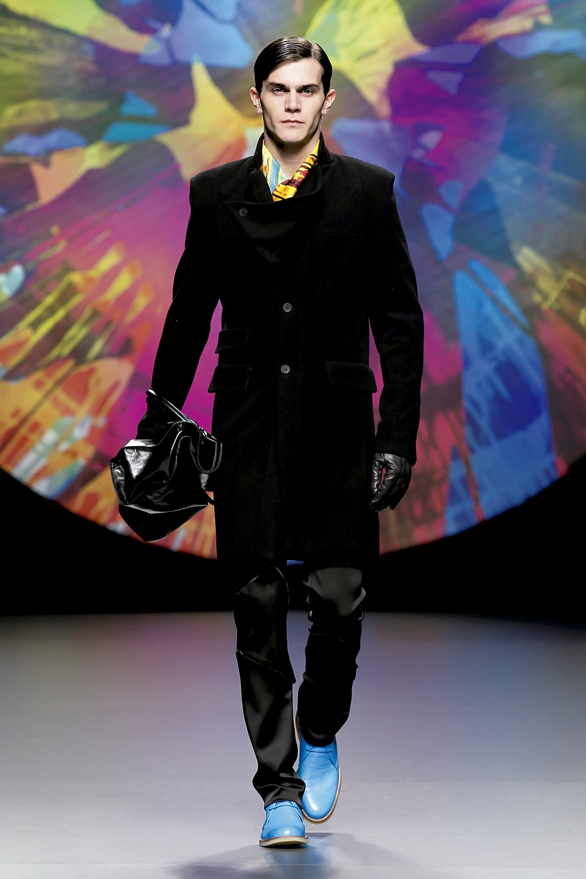 Look 19 de la colección “Spinning Destiny”, colección otoño invierno 2010-11 de la diseñadora de moda Ana Locking en la Mercedes Benz Fashion Week de Madrid.