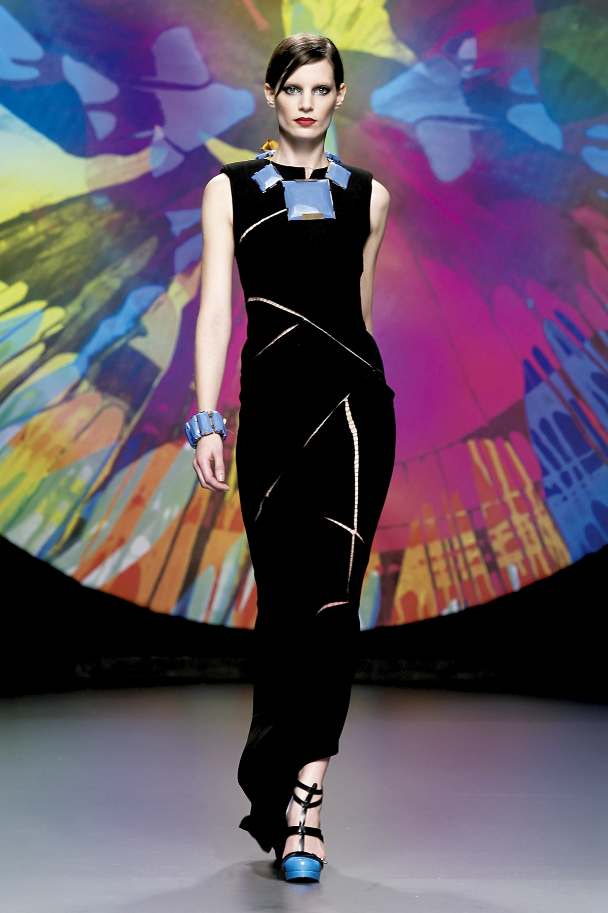 Look 23 de la colección “Spinning Destiny”, colección otoño invierno 2010-11 de la diseñadora de moda Ana Locking en la Mercedes Benz Fashion Week de Madrid.