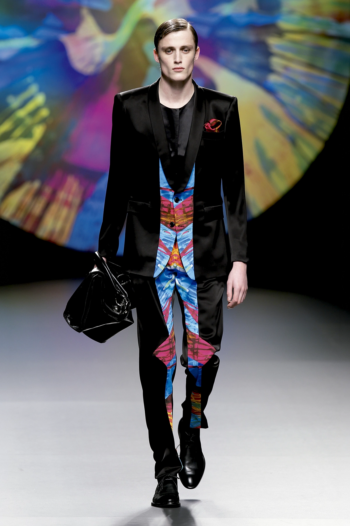 Look 24 de la colección “Spinning Destiny”, colección otoño invierno 2010-11 de la diseñadora de moda Ana Locking en la Mercedes Benz Fashion Week de Madrid.