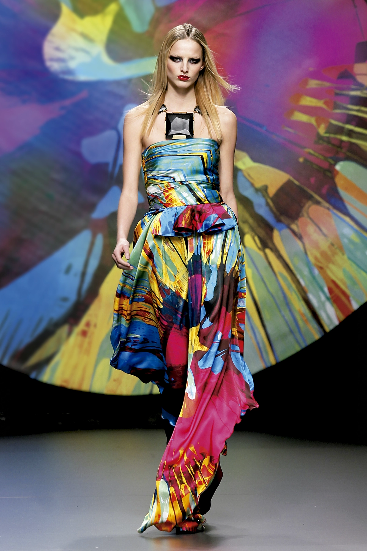 Look 34 de la colección “Spinning Destiny”, colección otoño invierno 2010-11 de la diseñadora de moda Ana Locking en la Mercedes Benz Fashion Week de Madrid.