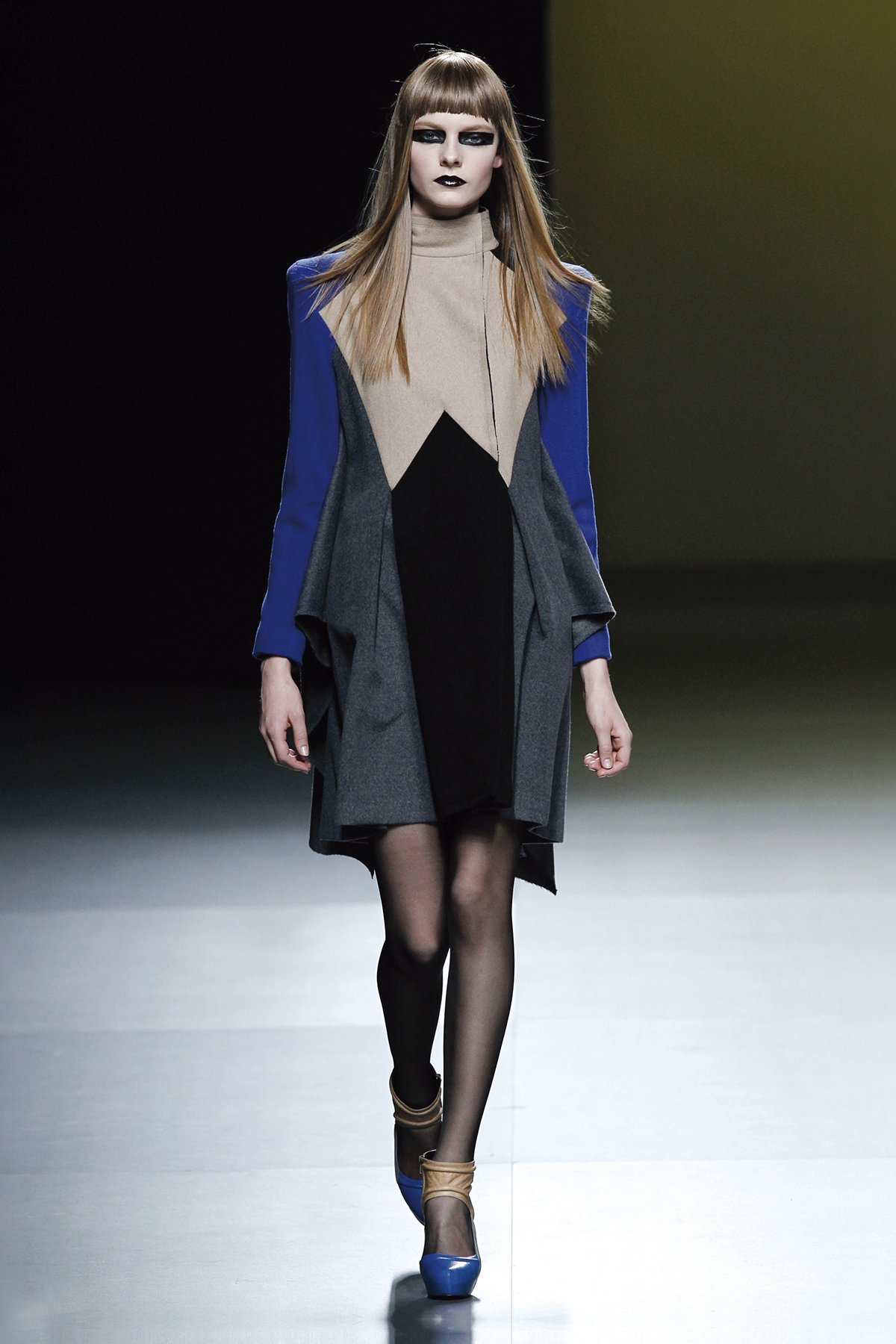 Look 01 de la colección “Stance”, colección otoño invierno 2011-12 de la diseñadora de moda Ana Locking en la Mercedes Benz Fashion Week de Madrid.