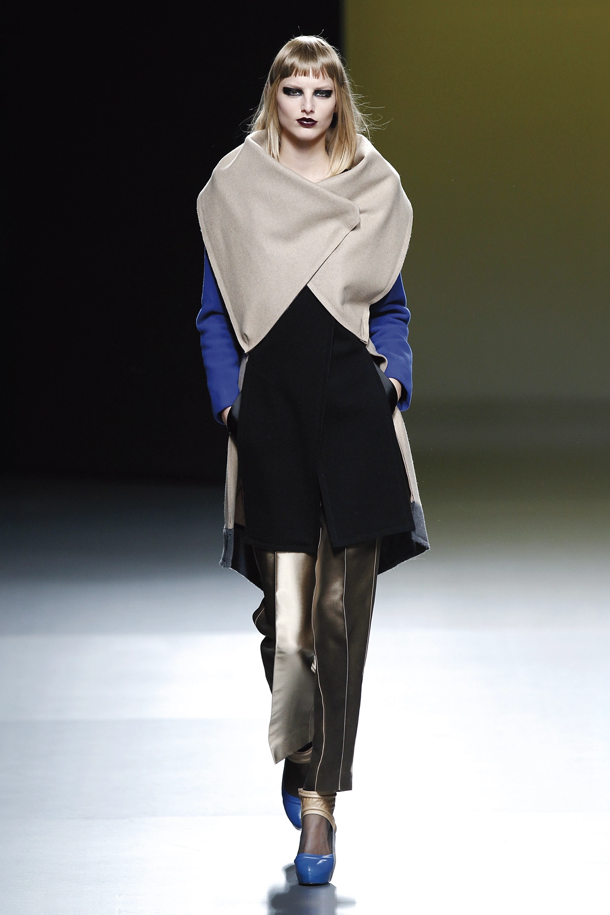 Look 02 de la colección “Stance”, colección otoño invierno 2011-12 de la diseñadora de moda Ana Locking en la Mercedes Benz Fashion Week de Madrid.