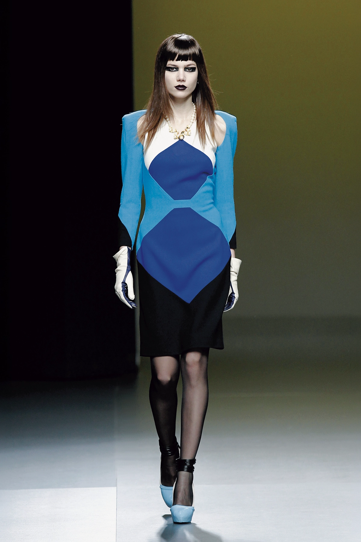 Look 03 de la colección “Stance”, colección otoño invierno 2011-12 de la diseñadora de moda Ana Locking en la Mercedes Benz Fashion Week de Madrid.