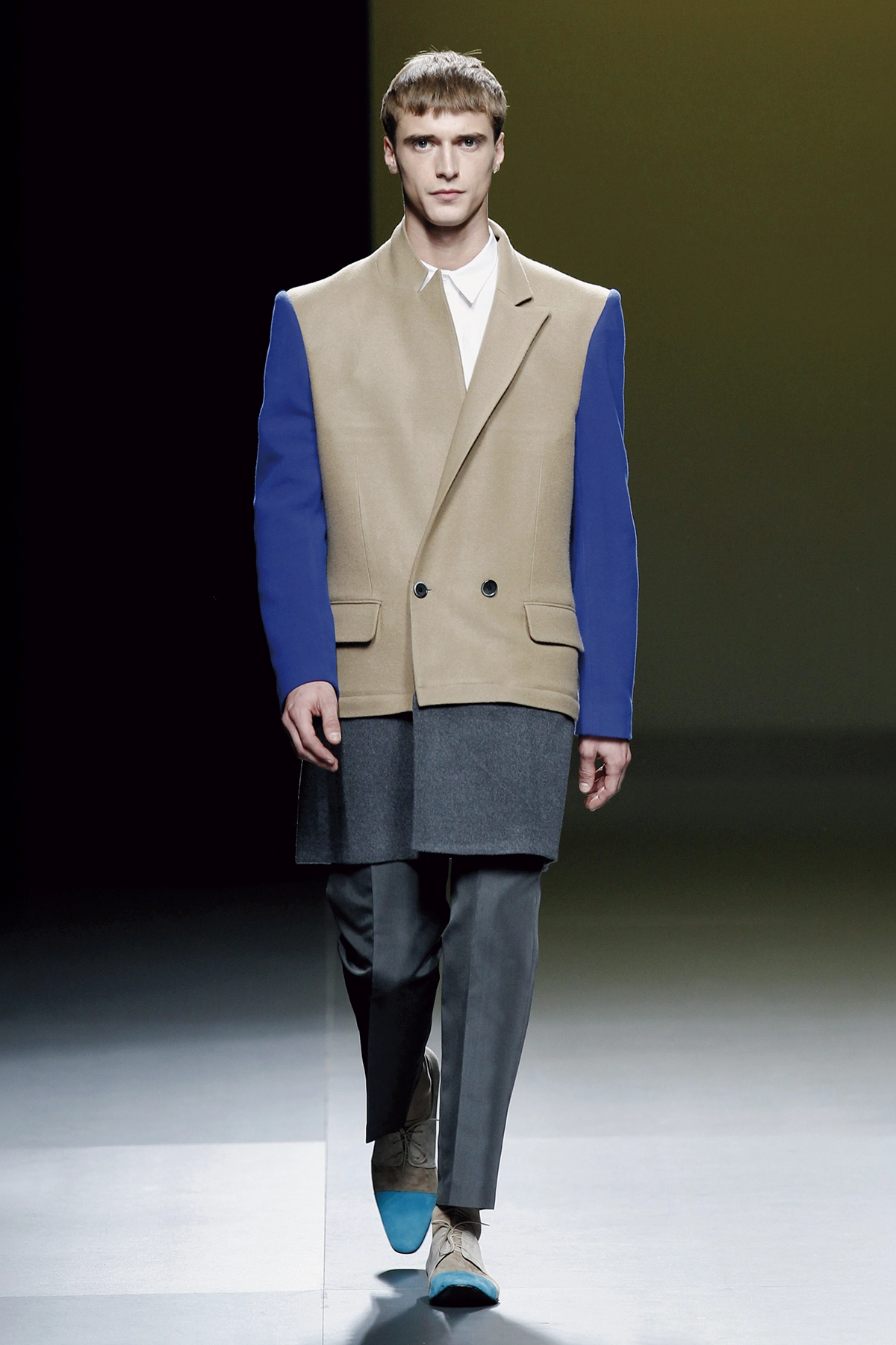 Look 04 de la colección “Stance”, colección otoño invierno 2011-12 de la diseñadora de moda Ana Locking en la Mercedes Benz Fashion Week de Madrid.